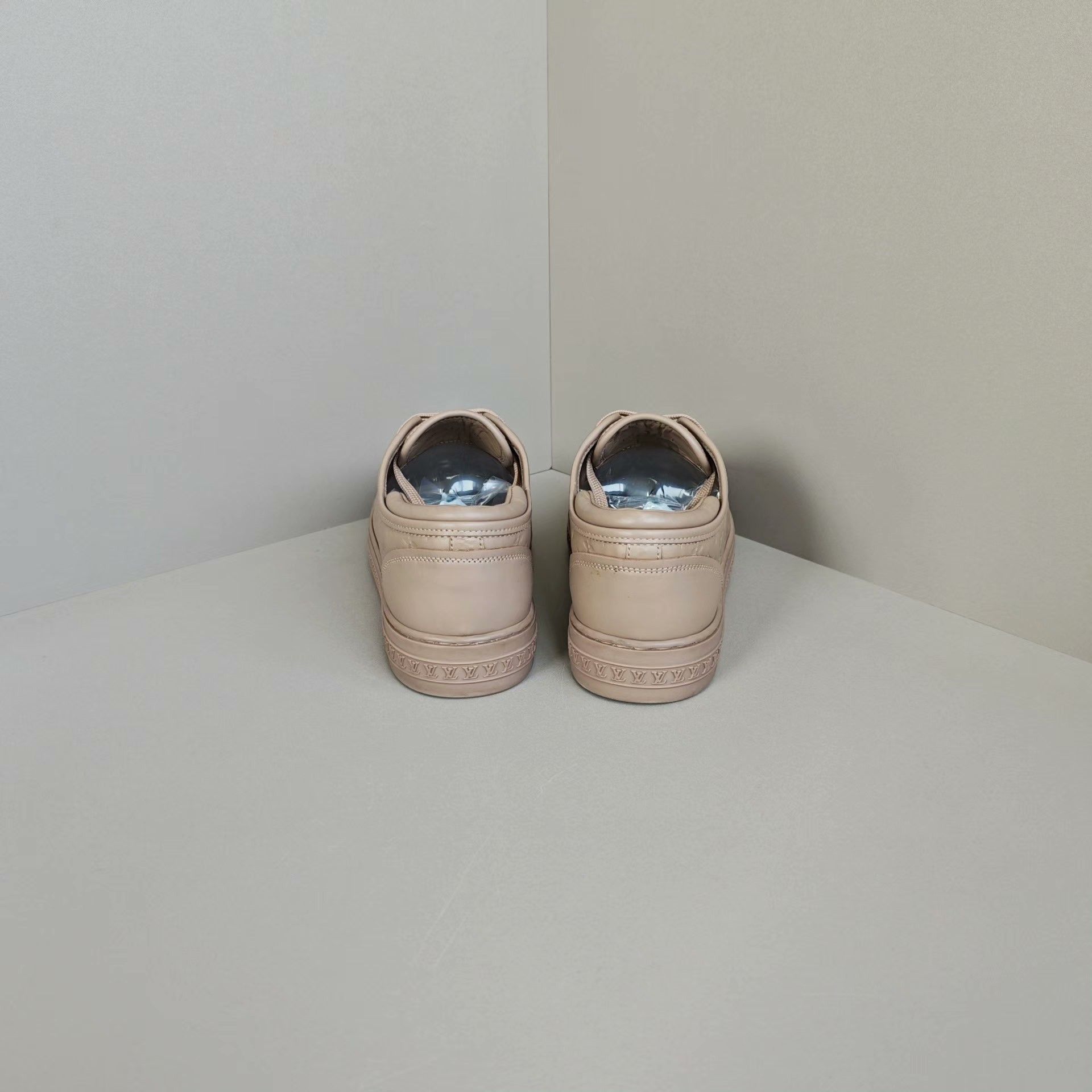 Louis Vuitton Louis Vuitton Lowtop Sneakers us_5 Women Size US 5 / IT 35 - 3 Thumbnail