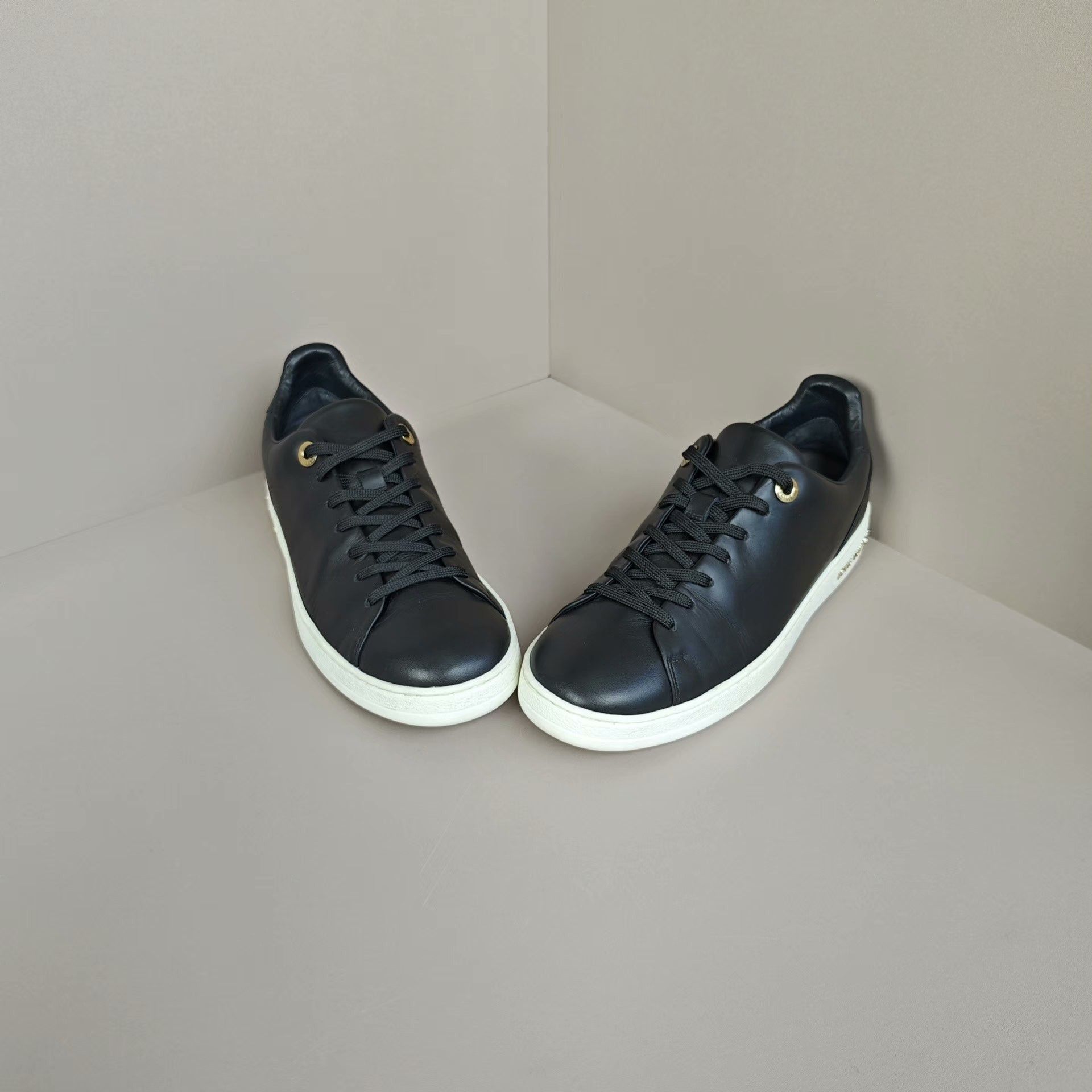 Louis Vuitton Louis Vuitton Lowtop Sneakers us_7 Women Size US 7 / IT 37 - 2 Thumbnail