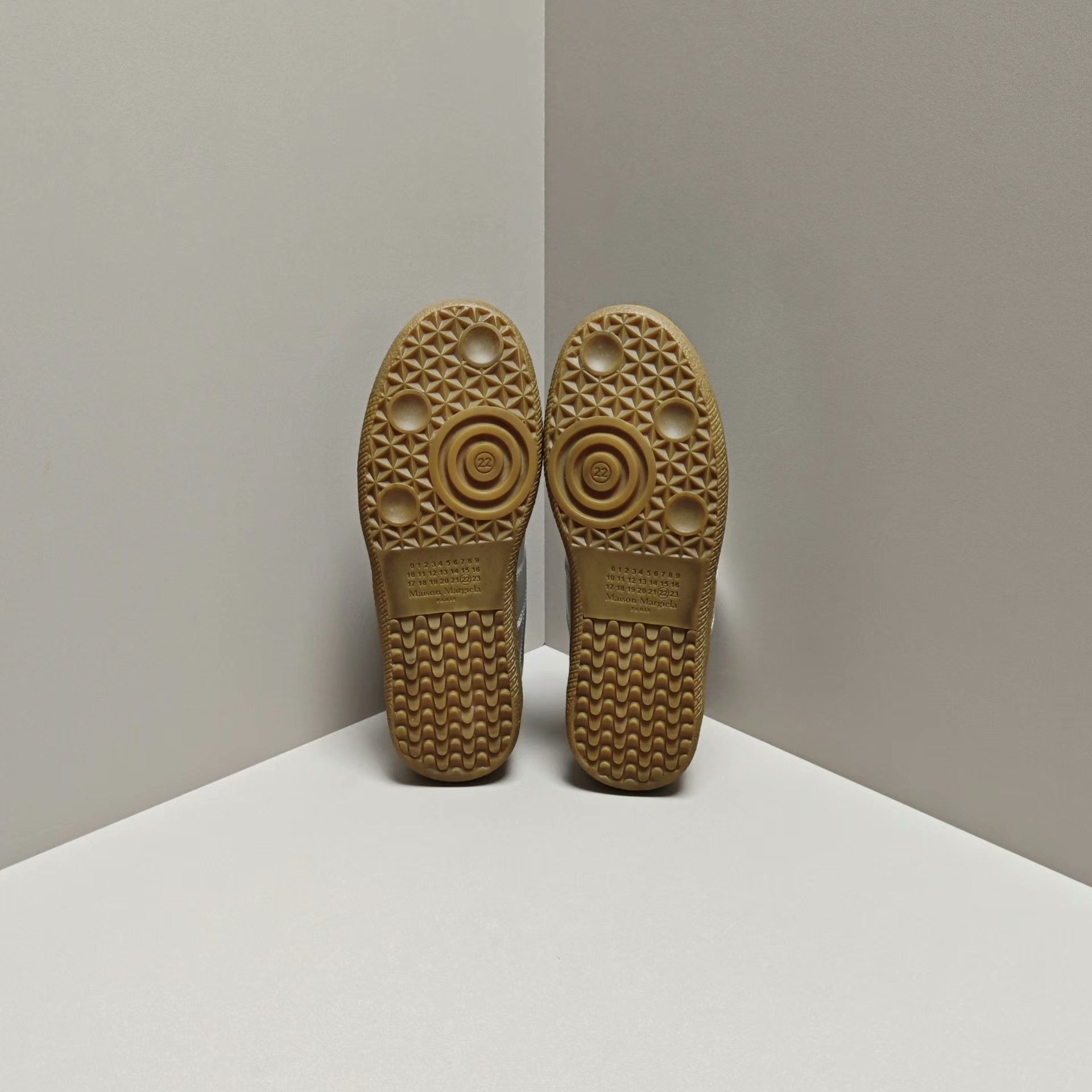 Maison Margiela Maison Margiela Silver Lowtop Sneakers us_6 Women Size US 6 / IT 36 - 5 Thumbnail