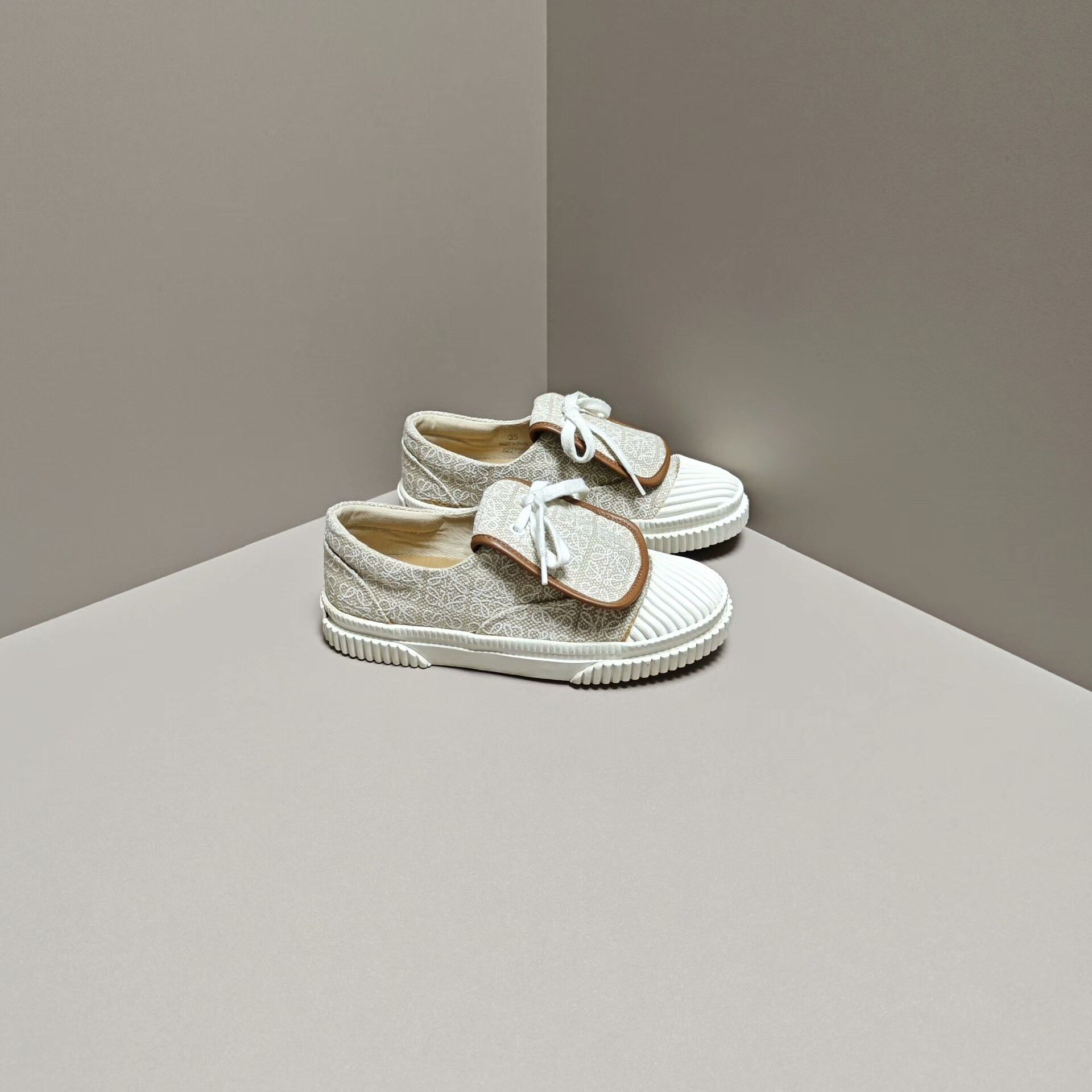 Loewe Loewe Lowtop Sneakers us_5 Women Size US 5 / IT 35 - 4 Thumbnail