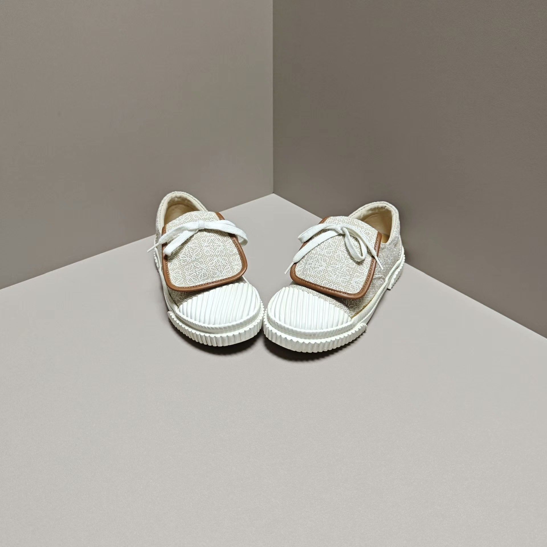 Loewe Loewe Lowtop Sneakers us_5 Women Size US 5 / IT 35 - 2 Thumbnail