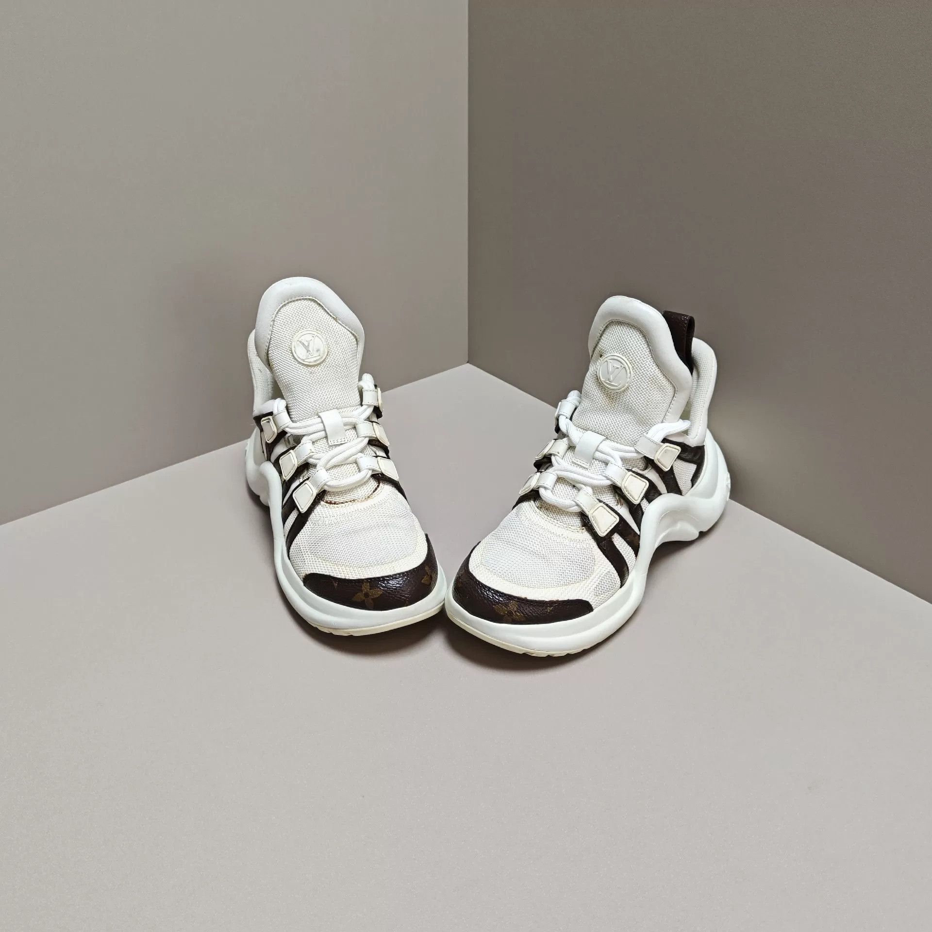 Louis Vuitton Louis Vuitton Casual Lowtop Sneakers us_5 Women Size US 5 / IT 35 - 2 Thumbnail