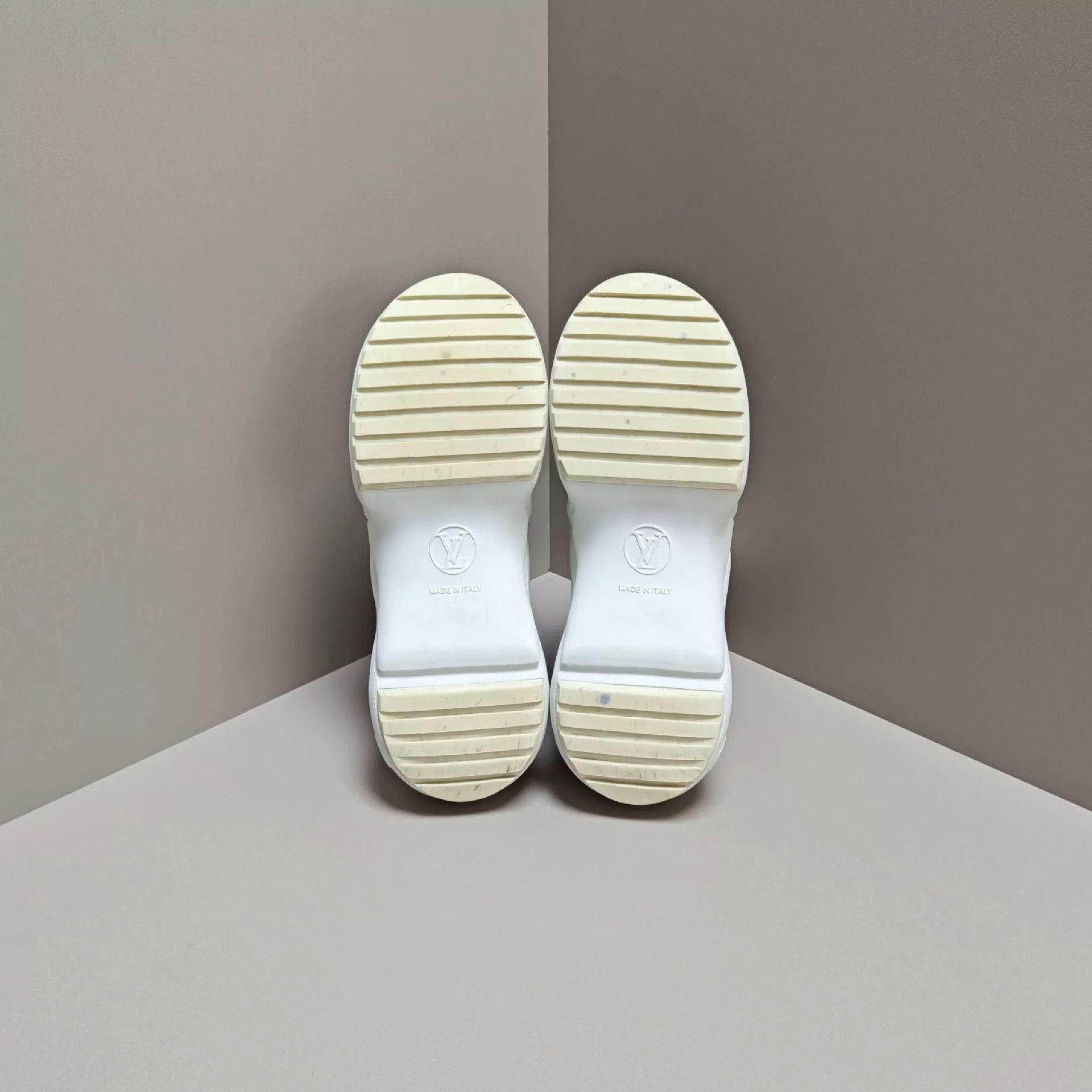 Louis Vuitton Louis Vuitton Casual Lowtop Sneakers us_5 Women Size US 5 / IT 35 - 5 Thumbnail