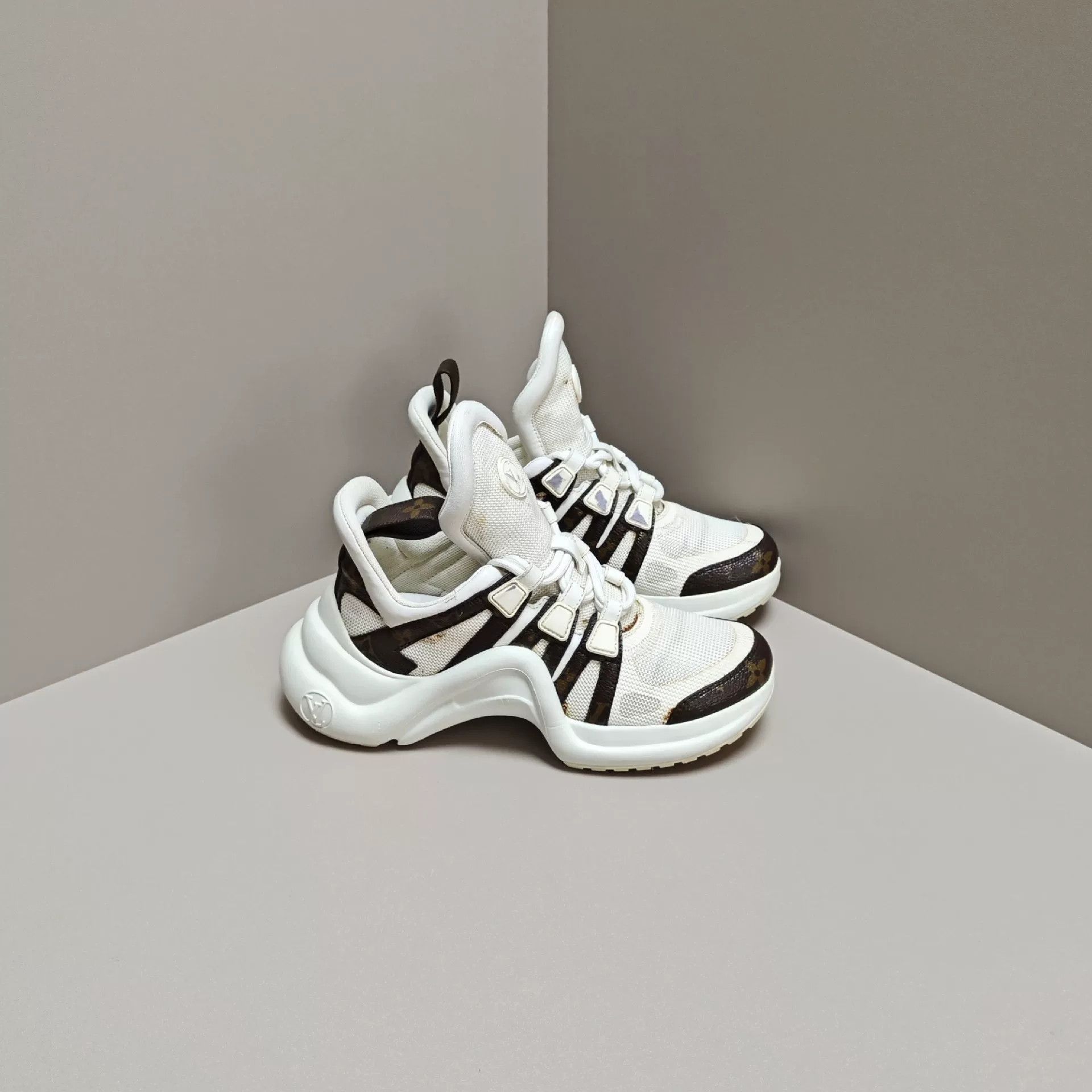 Louis Vuitton Louis Vuitton Casual Lowtop Sneakers us_5 Women Size US 5 / IT 35 - 4 Thumbnail