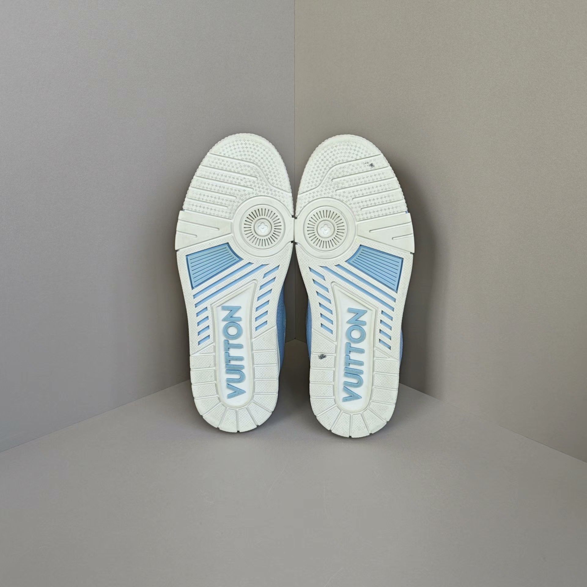 Louis Vuitton Louis Vuitton Training Blue Lowtop Sneakers us_7 Women Size US 7 / IT 37 - 5 Thumbnail