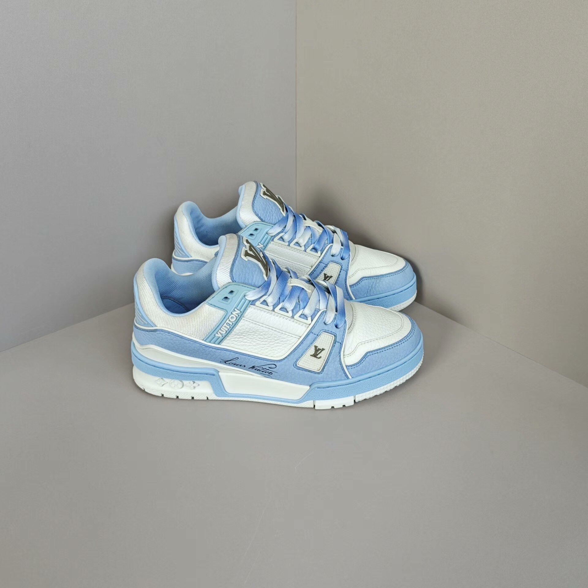 Louis Vuitton Louis Vuitton Training Blue Lowtop Sneakers us_7 Women Size US 7 / IT 37 - 4 Thumbnail