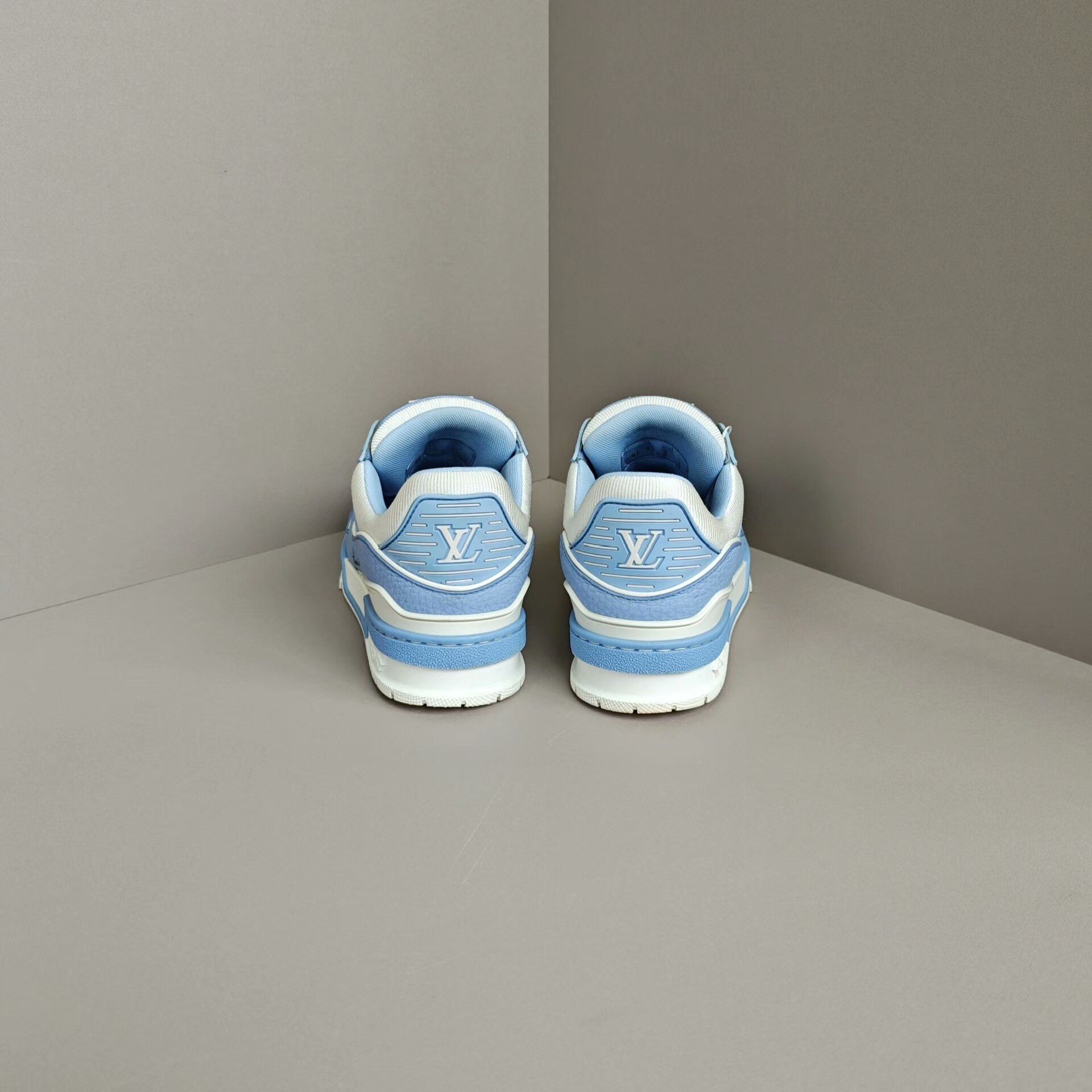Louis Vuitton Louis Vuitton Training Blue Lowtop Sneakers us_7 Women Size US 7 / IT 37 - 3 Thumbnail