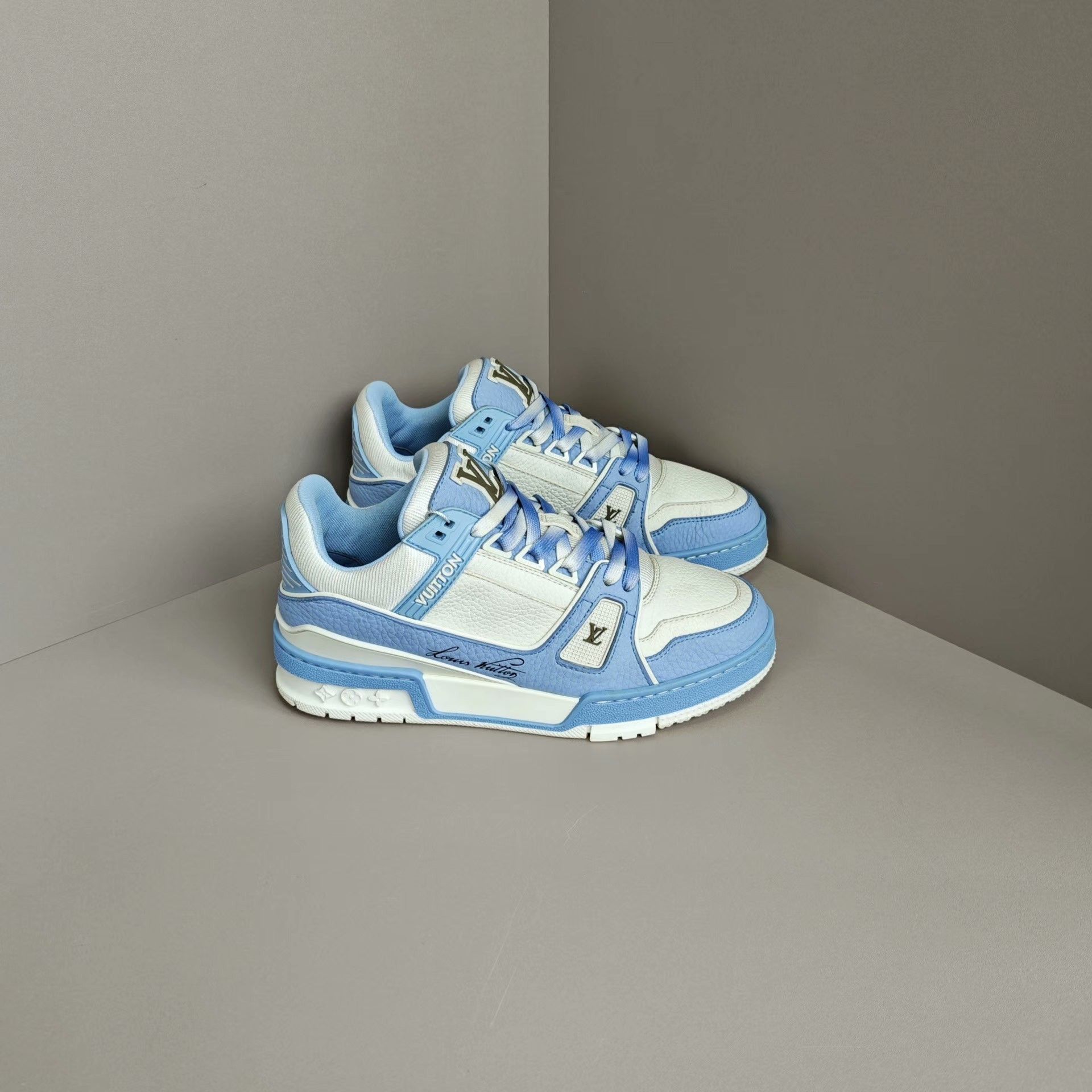 Louis Vuitton Louis Vuitton Training Blue Lowtop Sneakers us_7 Women Size US 7 / IT 37 - 4 Thumbnail