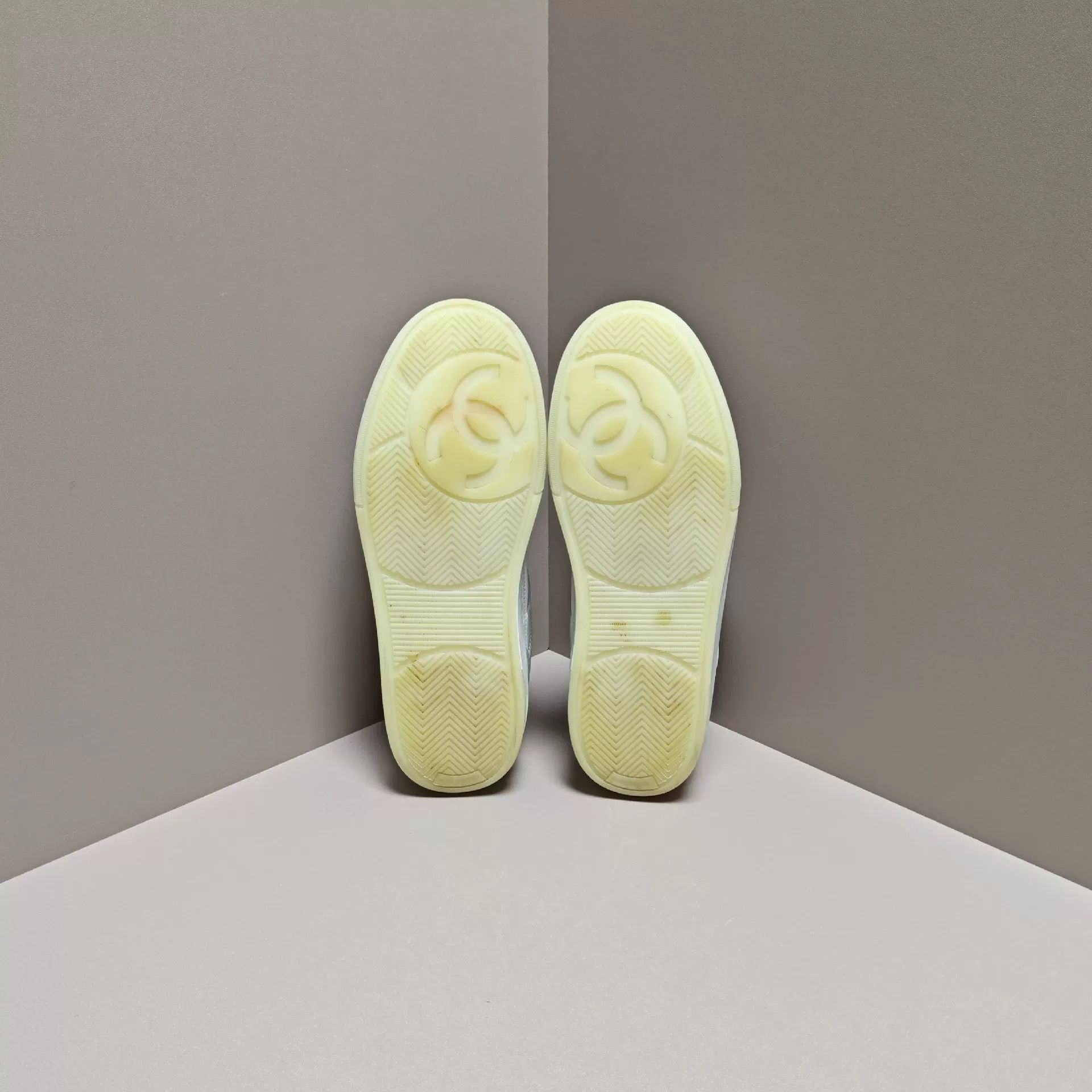 Chanel Chanel Lowtop Sneakers us_7 Women Size US 7 / IT 37 - 5 Thumbnail