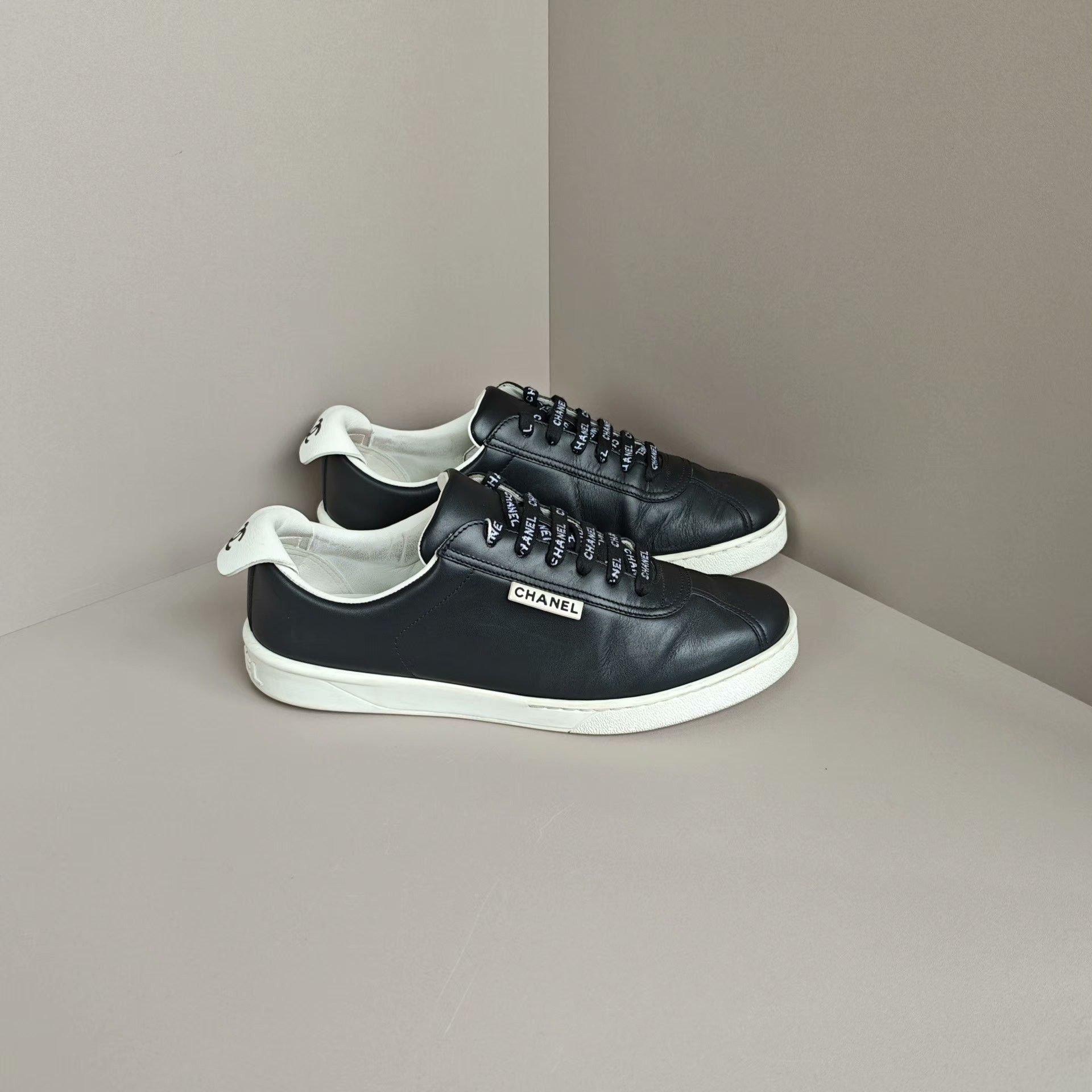 Chanel Chanel Lowtop Sneakers us_8 Women Size US 8 / IT 38 - 4 Thumbnail