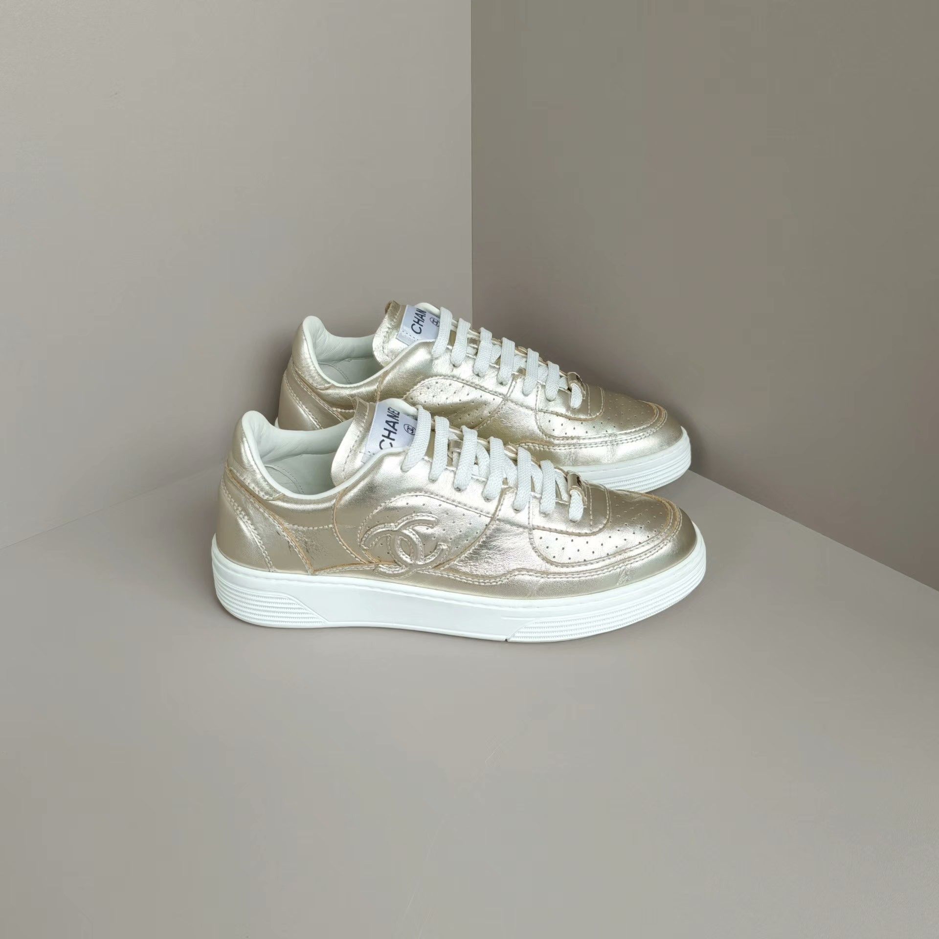 Chanel Chanel Retro Gold Lowtop Sneakers us_6 Women Size US 6 / IT 36 - 4 Thumbnail