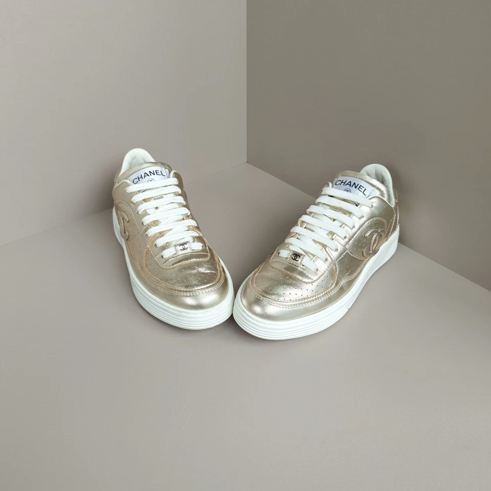 Chanel Chanel Retro Gold Lowtop Sneakers us_6 Women Size US 6 / IT 36 - 2 Thumbnail