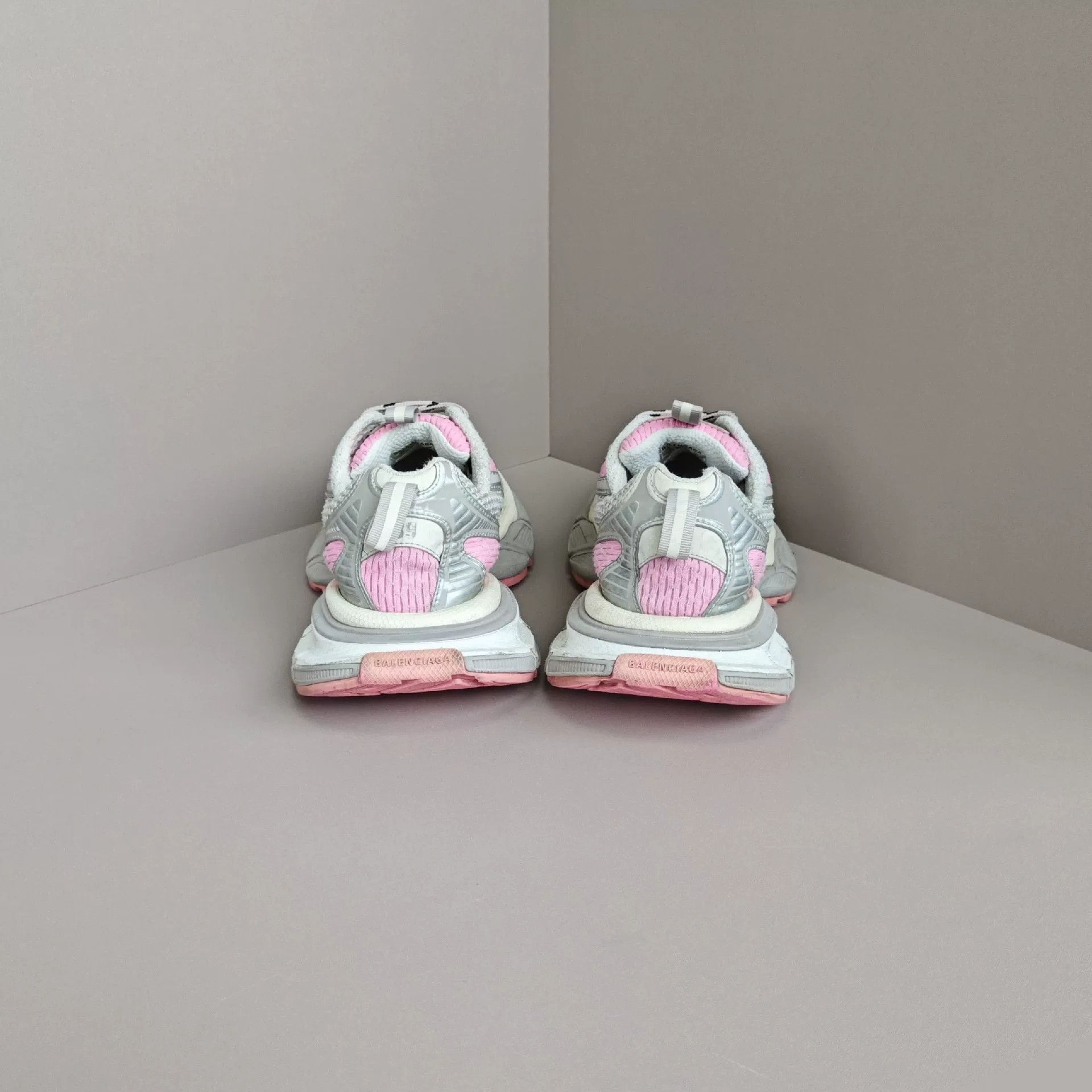 Balenciaga Balenciaga Distressed Lowtop Sneakers 6 Men Size US 6 / EU 39 - 3 Thumbnail