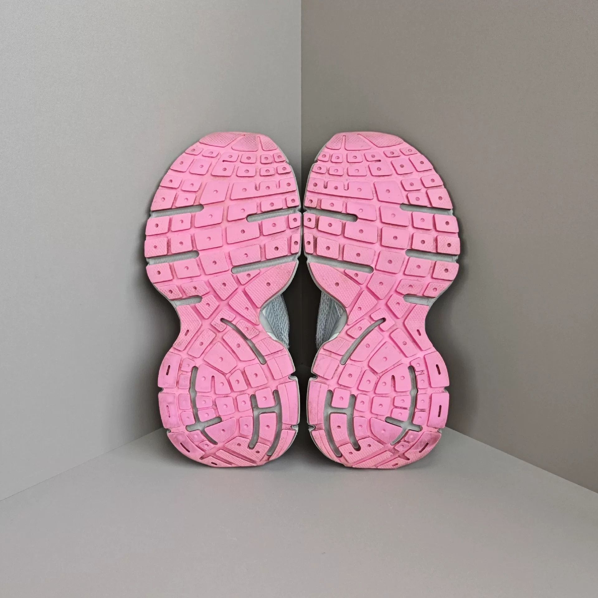 Balenciaga Balenciaga Distressed Lowtop Sneakers 6 Men Size US 6 / EU 39 - 5 Thumbnail