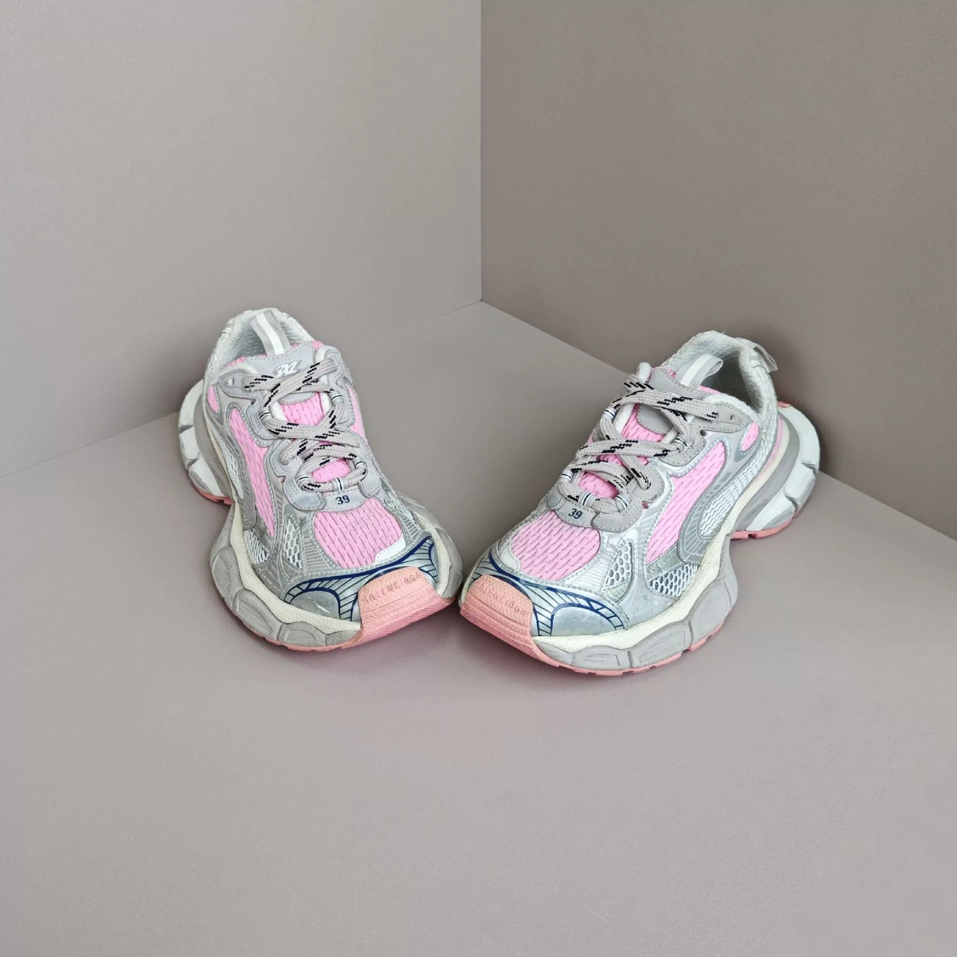 Balenciaga Balenciaga Distressed Lowtop Sneakers 6 Men Size US 6 / EU 39 - 2 Thumbnail