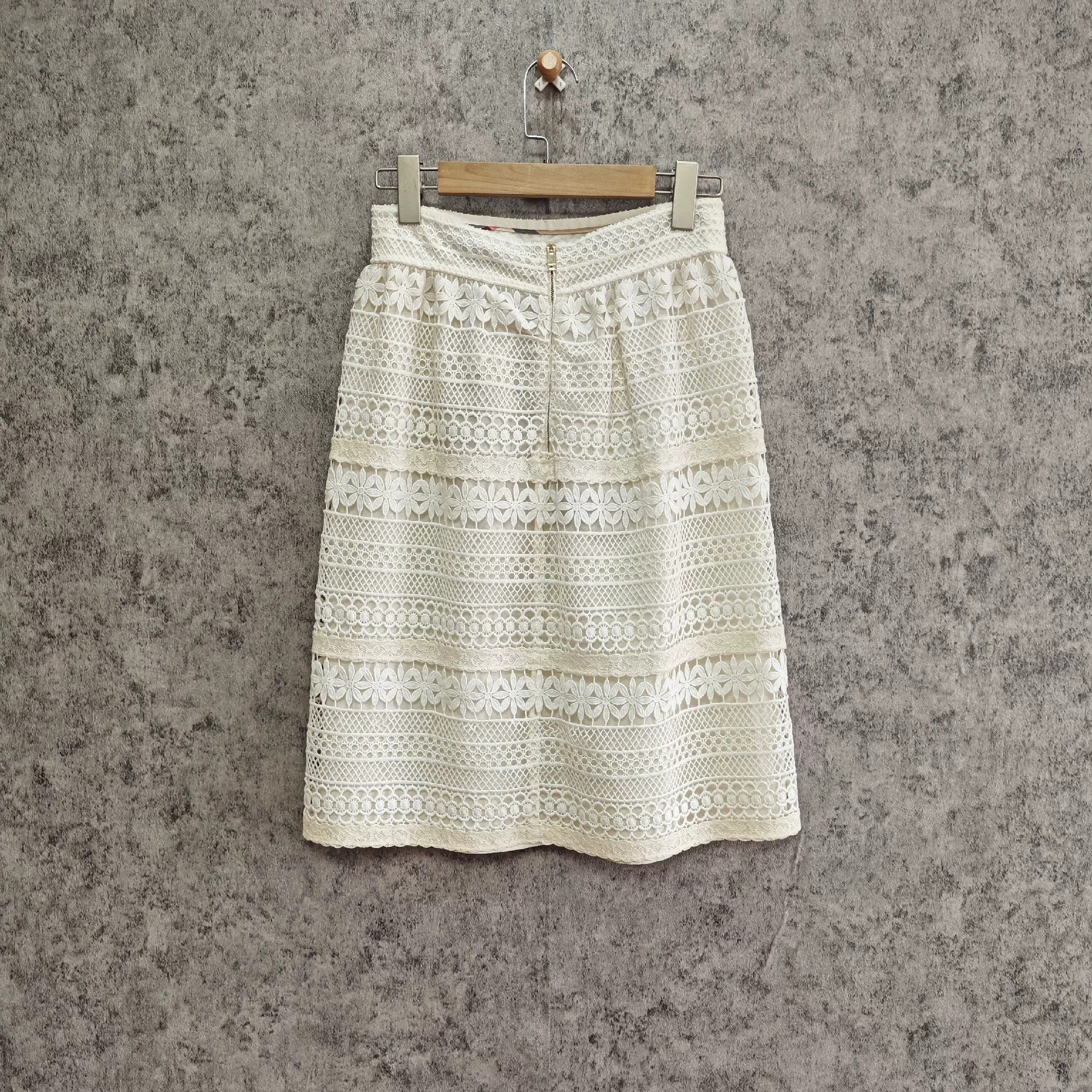 Burberry Burberry Floral White Skirt us_6 Women Size 28" / US 6 / IT 42 - 2 Thumbnail