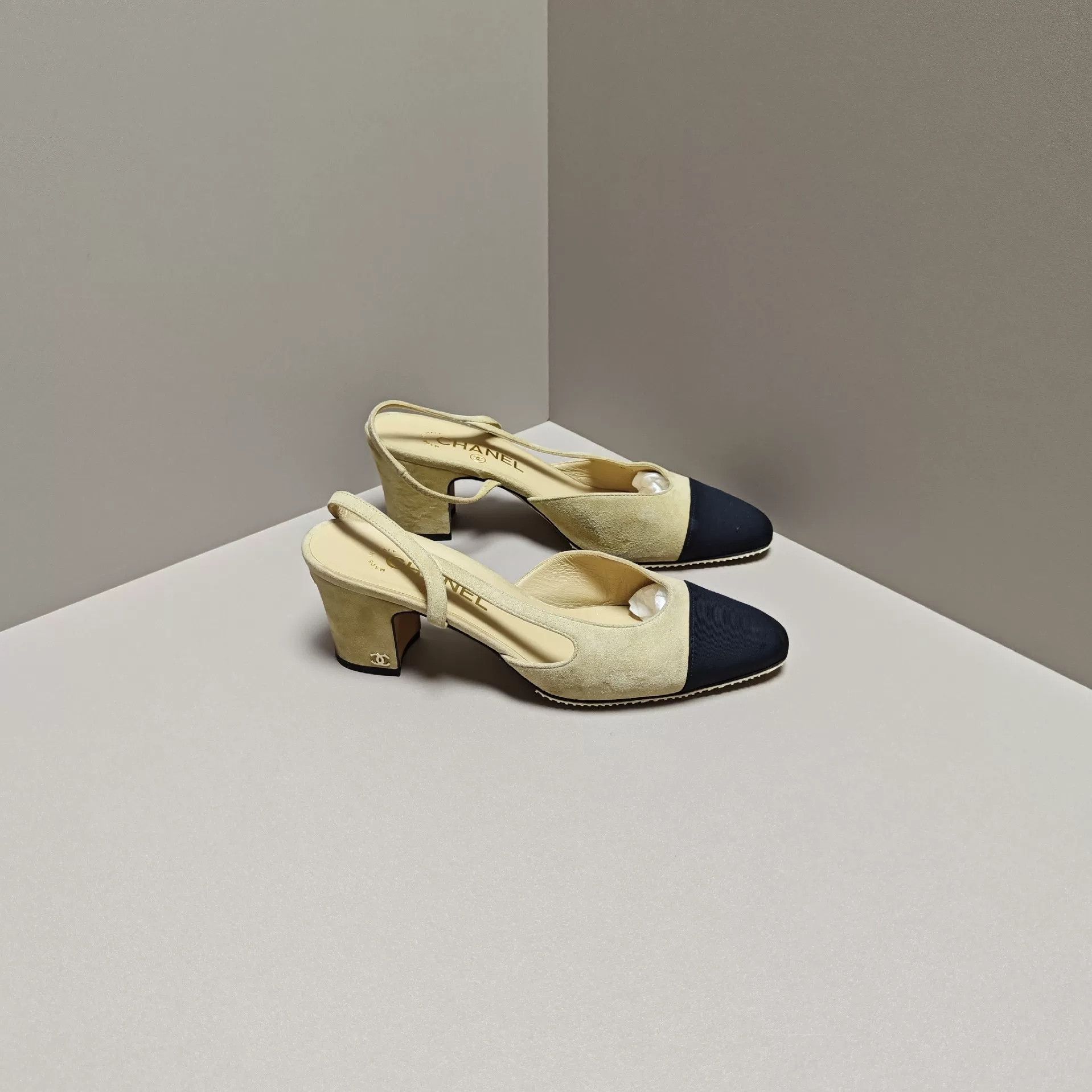 Chanel Chanel Gold Sandals us_7 Women Size US 7 / IT 37 - 4 Thumbnail
