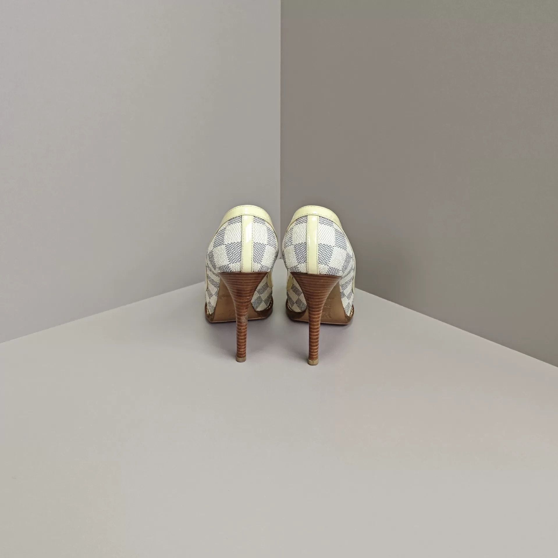 Louis Vuitton Louis Vuitton Checkered Lowtop Sneakers us_5 Women Size US 5 / IT 35 - 3 Thumbnail