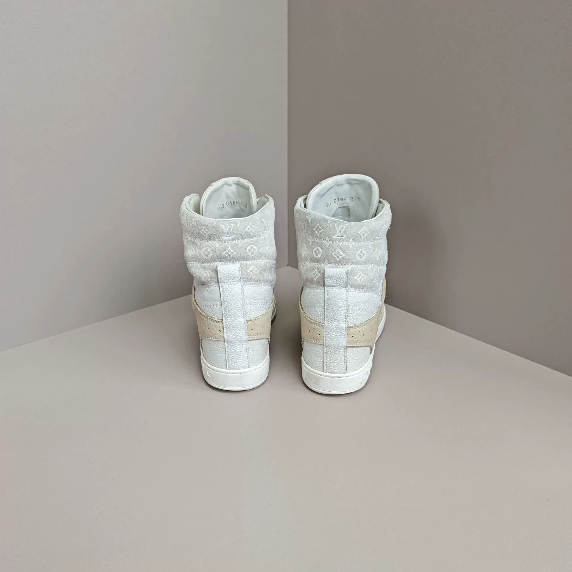 Louis Vuitton Louis Vuitton Casual Hitop Sneakers us_7 Women Size US 7 / IT 37 - 3 Thumbnail