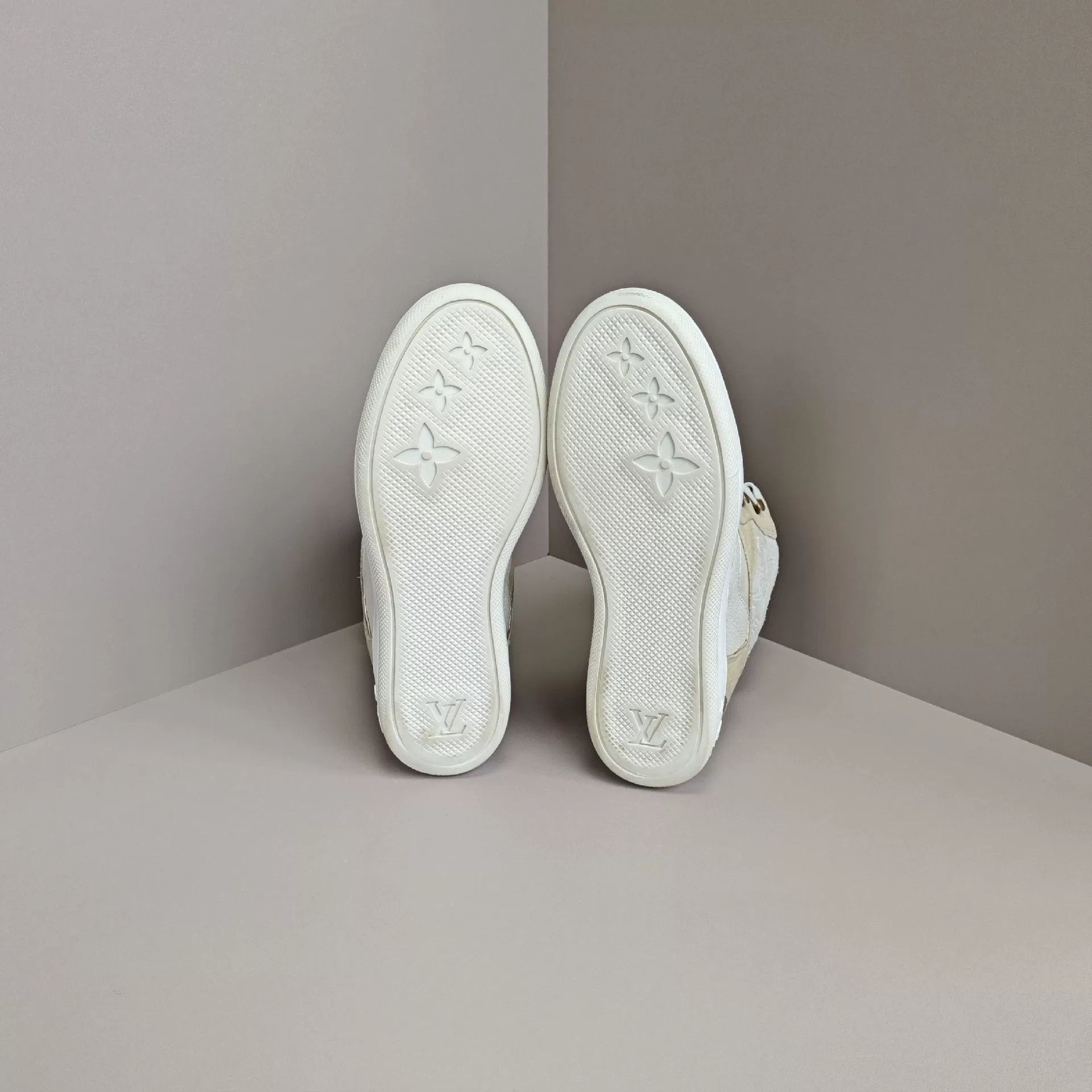 Louis Vuitton Louis Vuitton Casual Hitop Sneakers us_7 Women Size US 7 / IT 37 - 5 Thumbnail