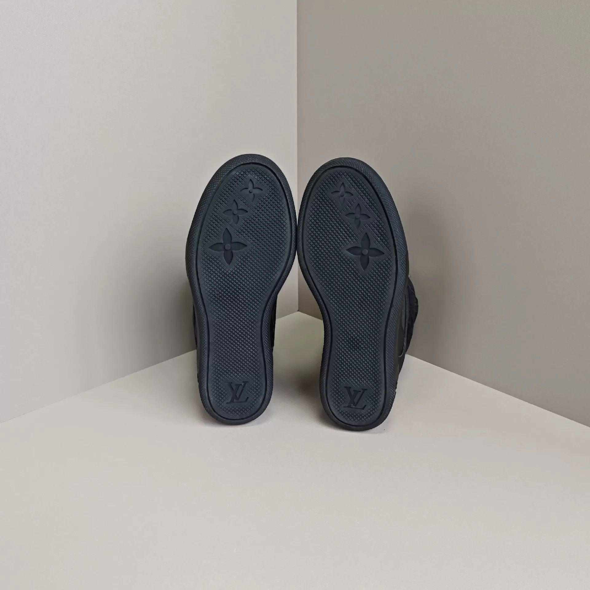 Louis Vuitton Louis Vuitton Casual Hitop Sneakers it_34-5 Women Size US 4.5 / IT 34.5 - 5 Thumbnail