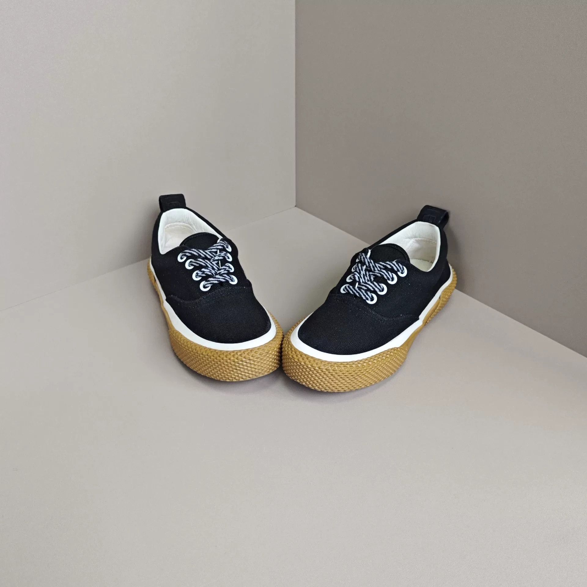 Celine Celine Casual Lowtop Sneakers us_5 Women Size US 5 / IT 35 - 2 Thumbnail