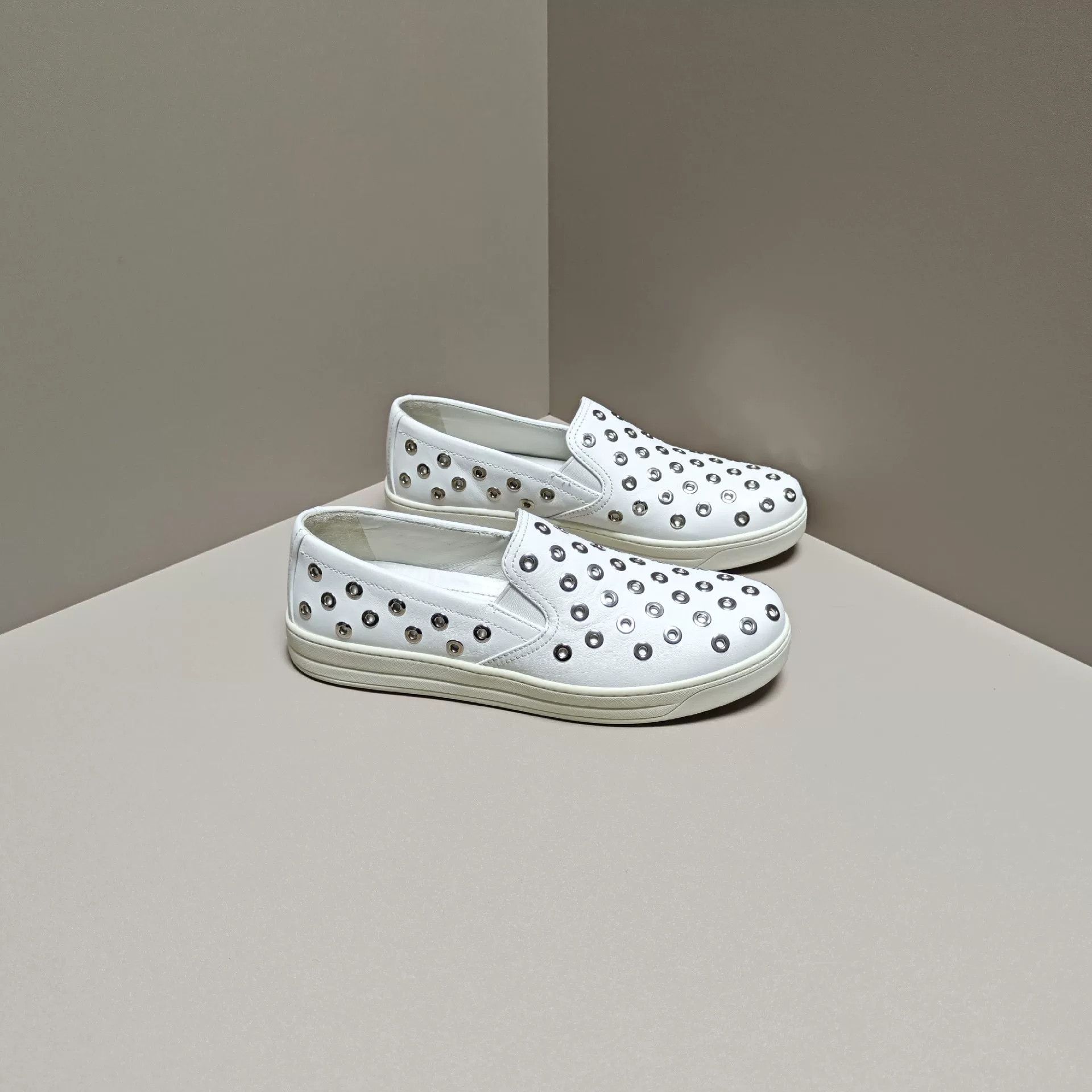 Prada Prada Lowtop Sneakers us_8 Women Size US 8 / IT 38 - 4 Thumbnail