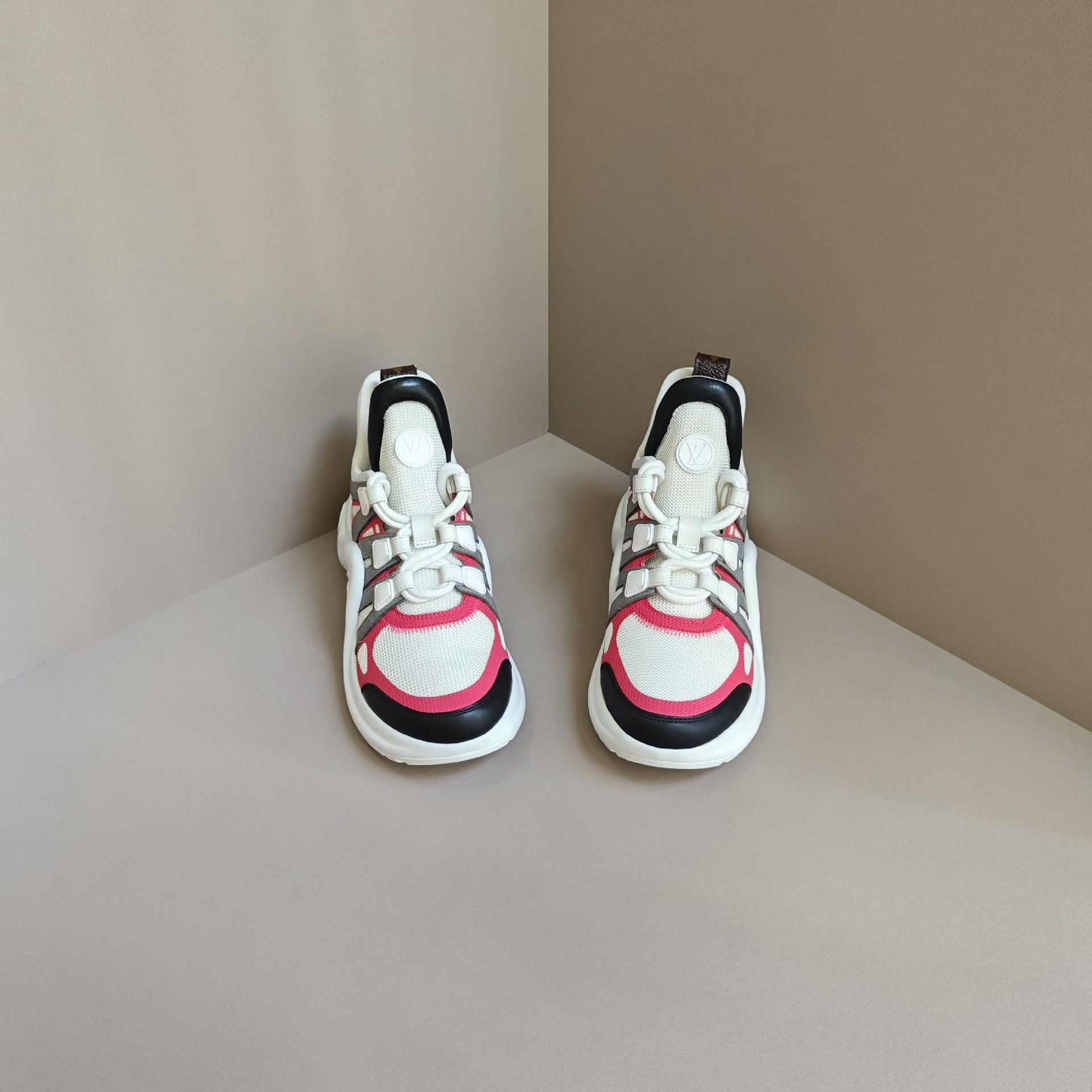 Louis Vuitton Louis Vuitton Casual Pink Lowtop Sneakers us_5 Women Size US 5 / IT 35 - 2 Thumbnail