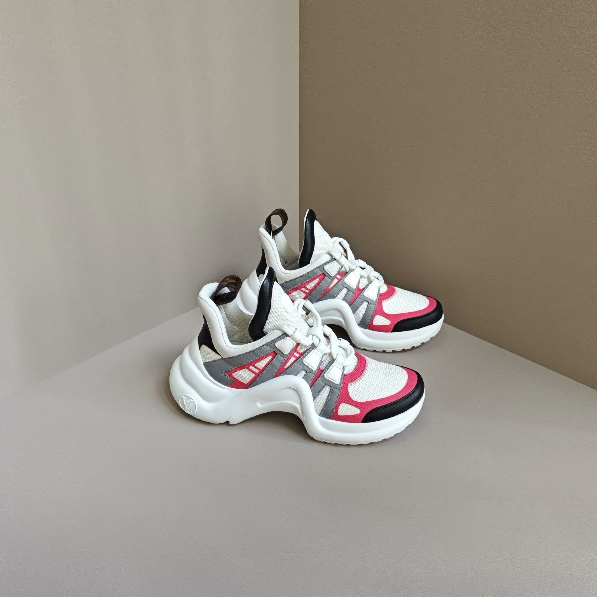 Louis Vuitton Louis Vuitton Casual Pink Lowtop Sneakers us_5 Women Size US 5 / IT 35 - 4 Thumbnail