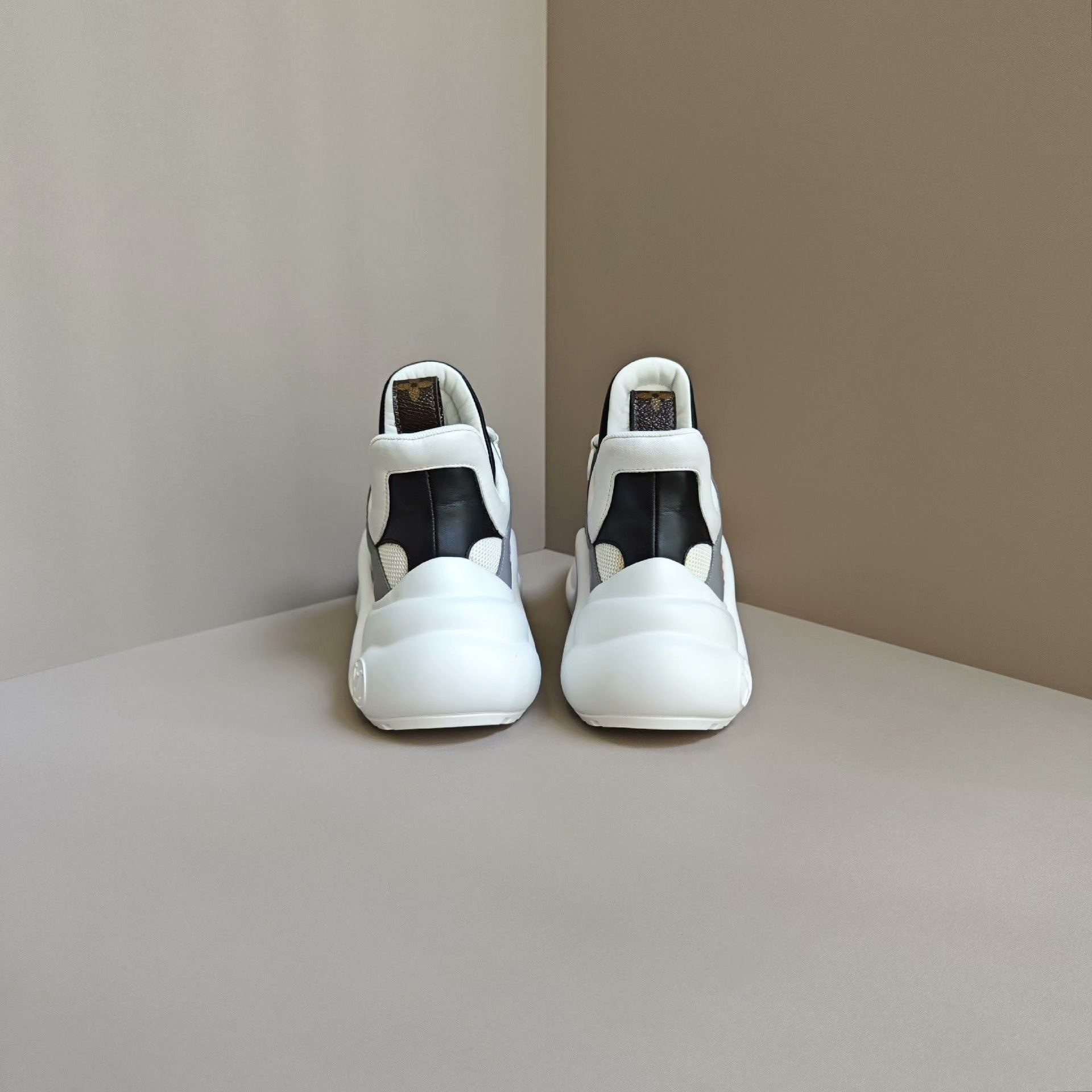 Louis Vuitton Louis Vuitton Casual Pink Lowtop Sneakers us_5 Women Size US 5 / IT 35 - 3 Thumbnail