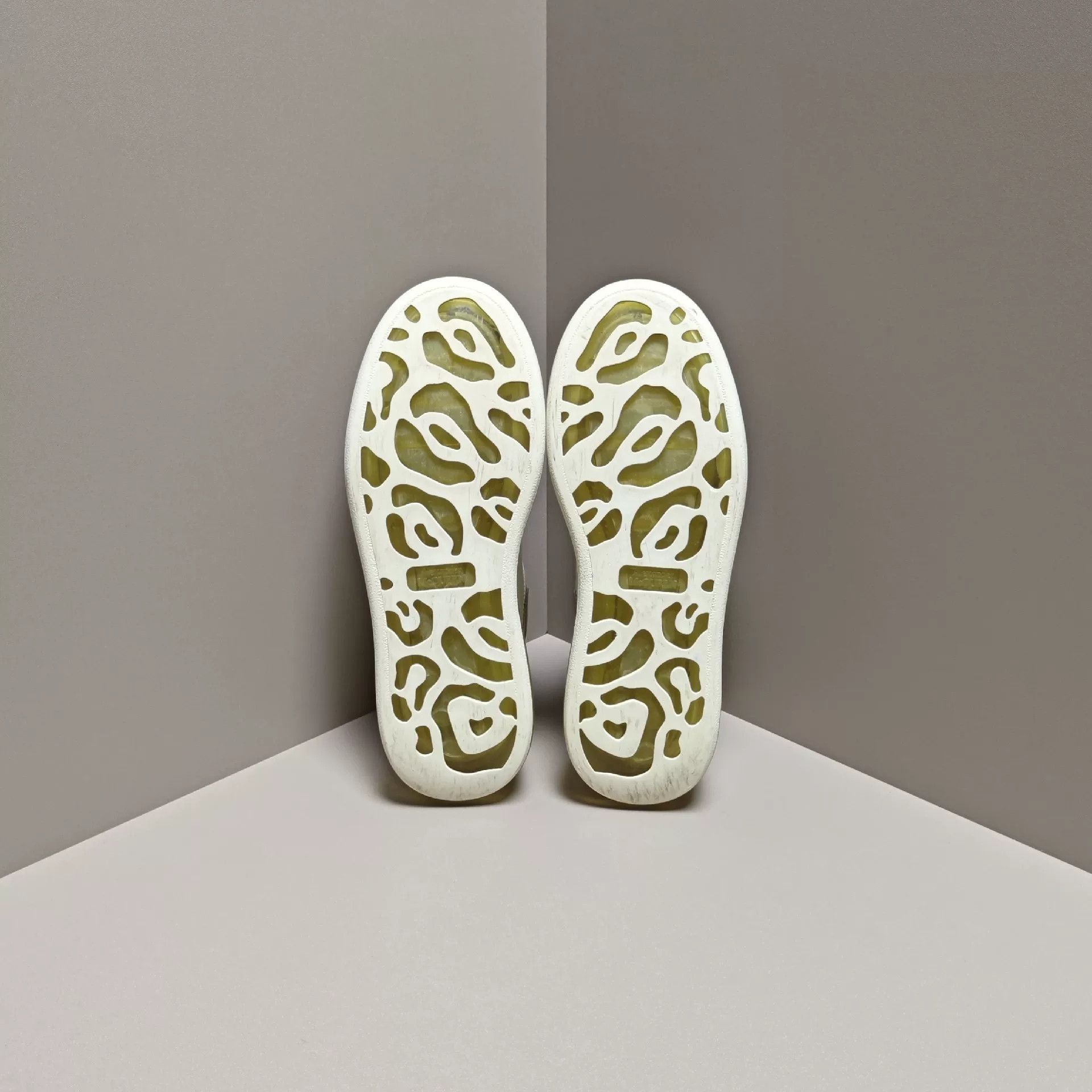 Alexander McQueen Alexander McQueen Laser White Lowtop Sneakers us_7 Women Size US 7 / IT 37 - 5 Thumbnail