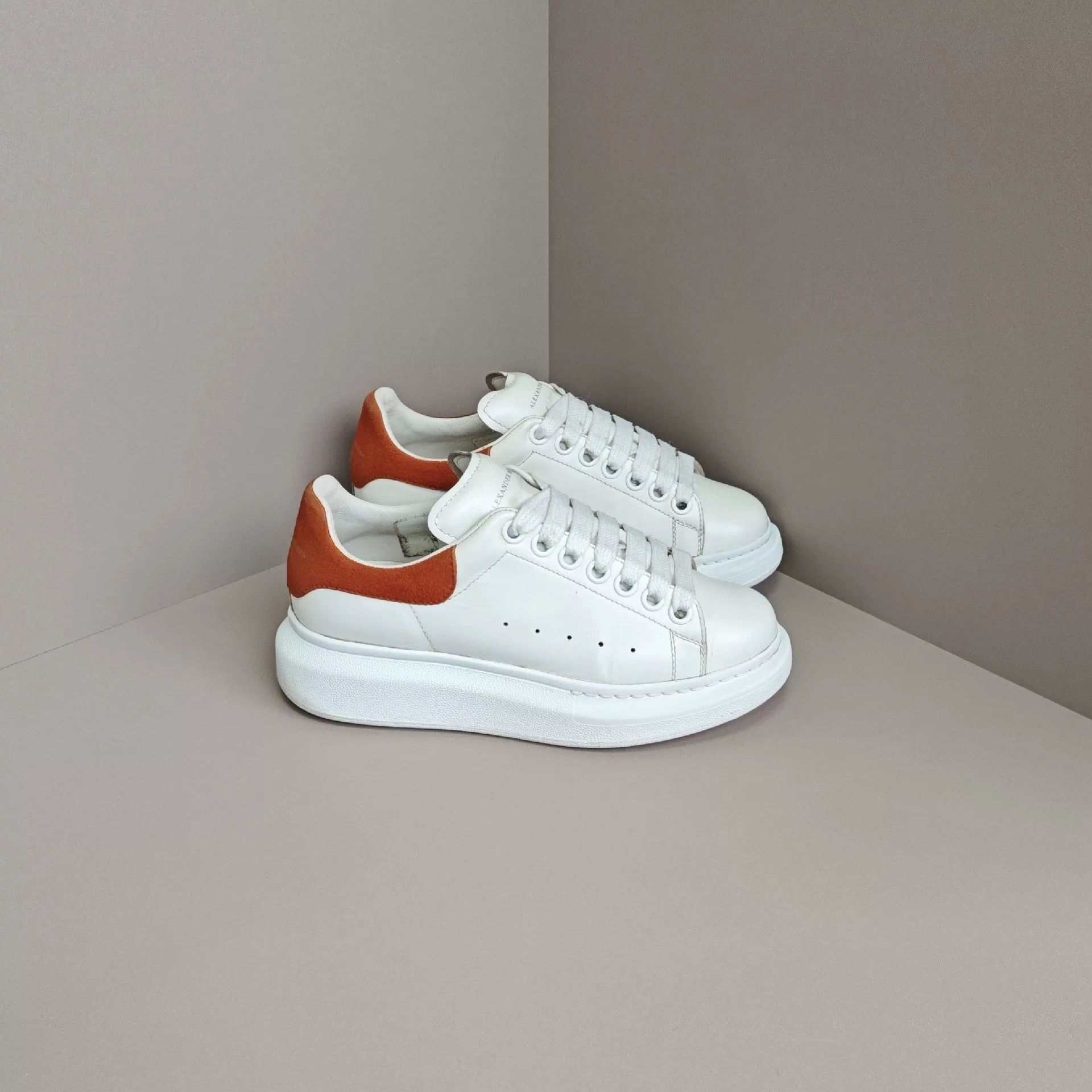 Alexander McQueen Alexander McQueen White Lowtop Sneakers us_6 Women Size US 6 / IT 36 - 4 Thumbnail