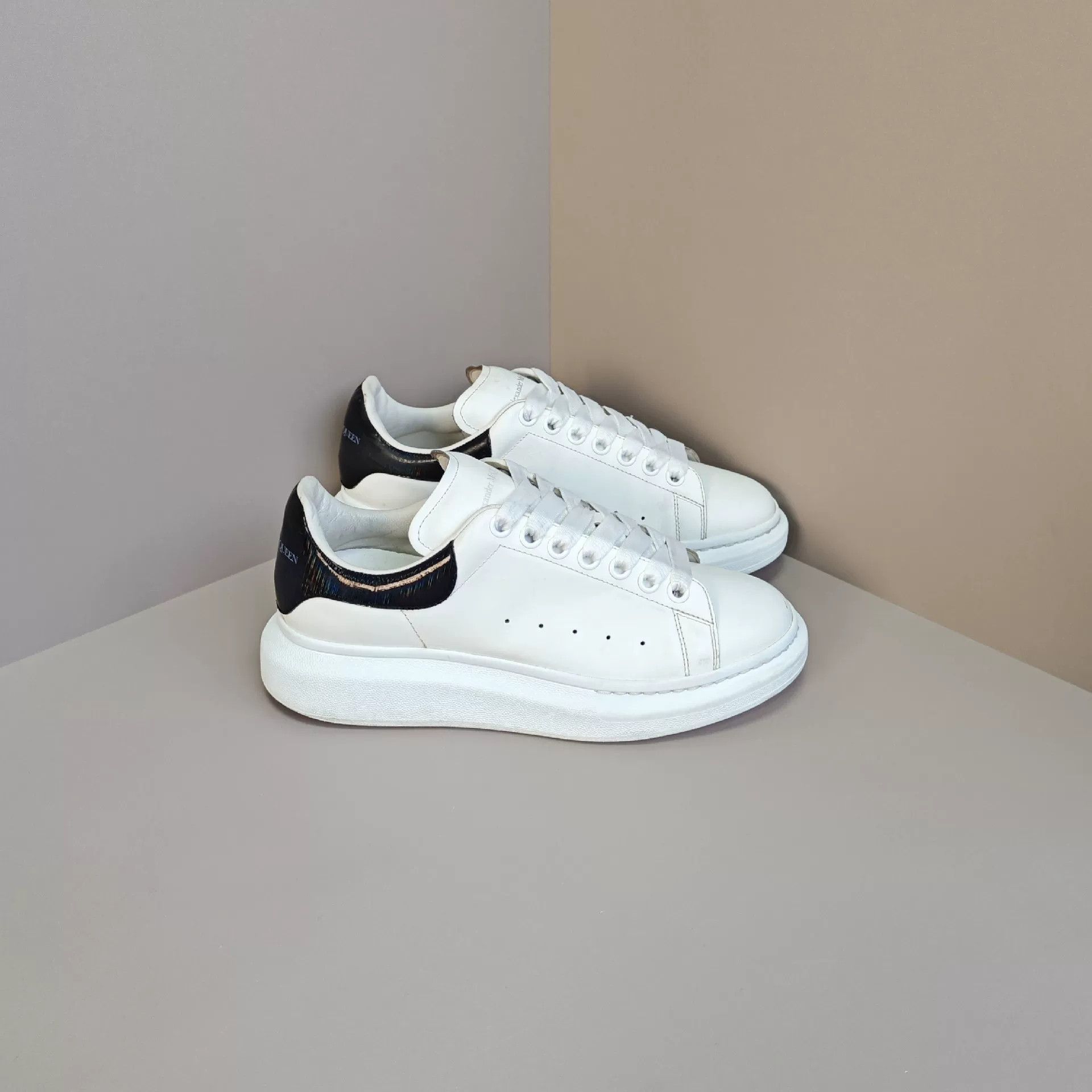 Alexander McQueen Alexander McQueen White Lowtop Sneakers 7 Men Size US 7 / EU 40 - 4 Thumbnail
