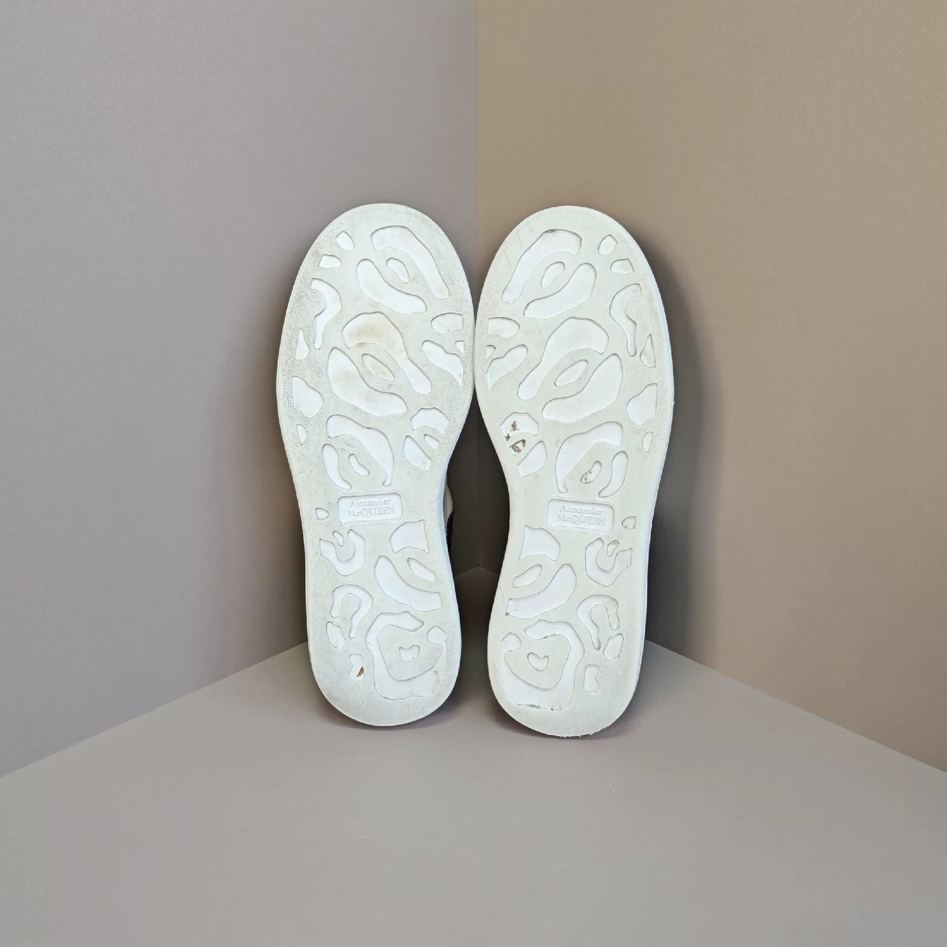Alexander McQueen Alexander McQueen White Lowtop Sneakers 7 Men Size US 7 / EU 40 - 5 Thumbnail