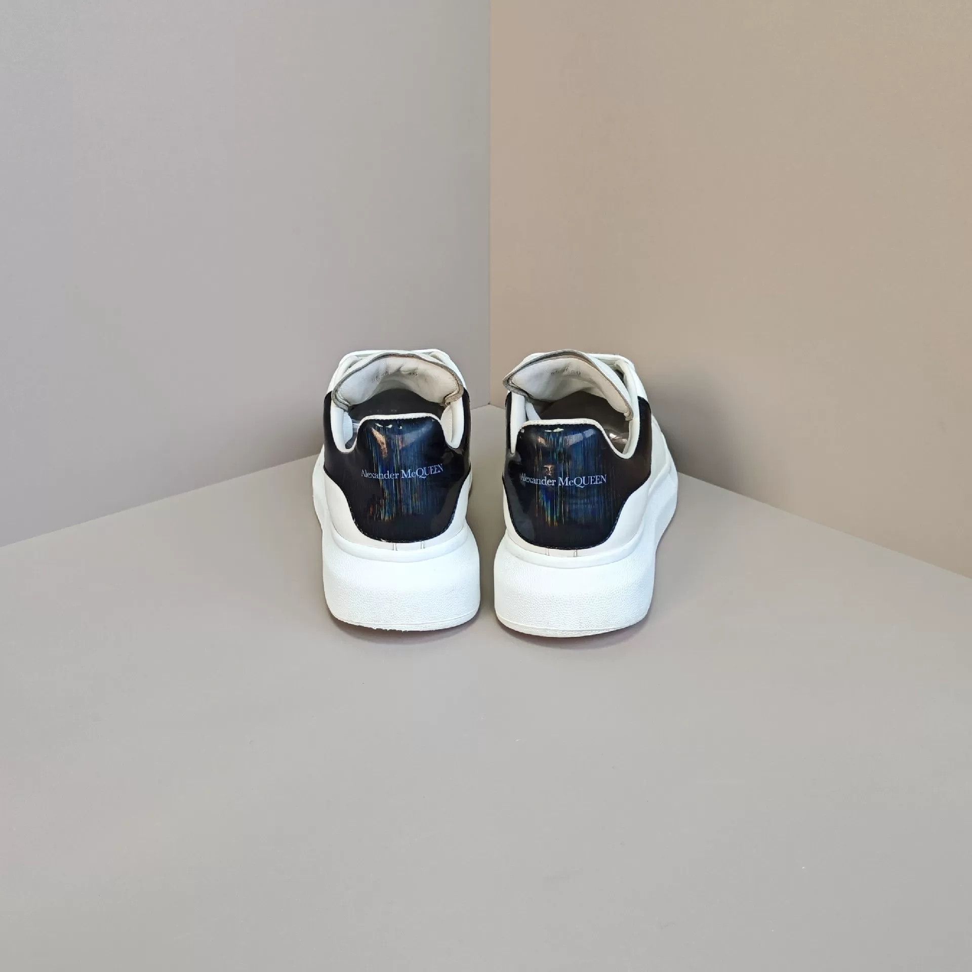 Alexander McQueen Alexander McQueen White Lowtop Sneakers 7 Men Size US 7 / EU 40 - 3 Thumbnail