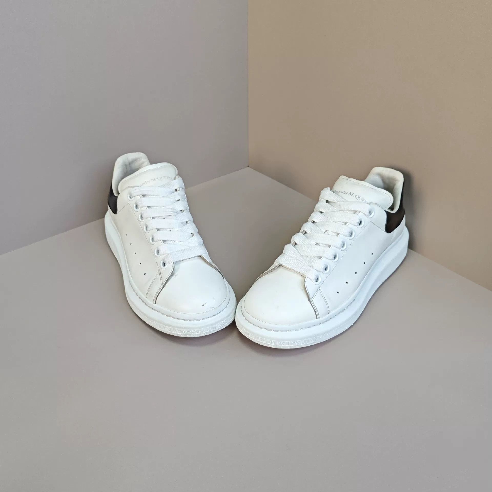 Alexander McQueen Alexander McQueen White Lowtop Sneakers 7 Men Size US 7 / EU 40 - 2 Thumbnail