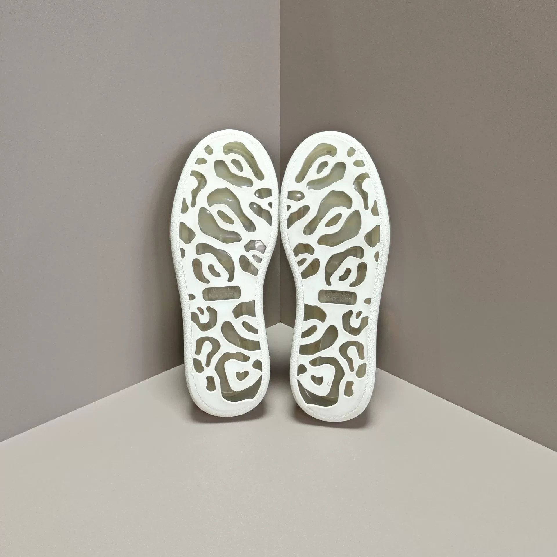 Alexander McQueen Alexander McQueen White Lowtop Sneakers us_7 Women Size US 7 / IT 37 - 5 Thumbnail