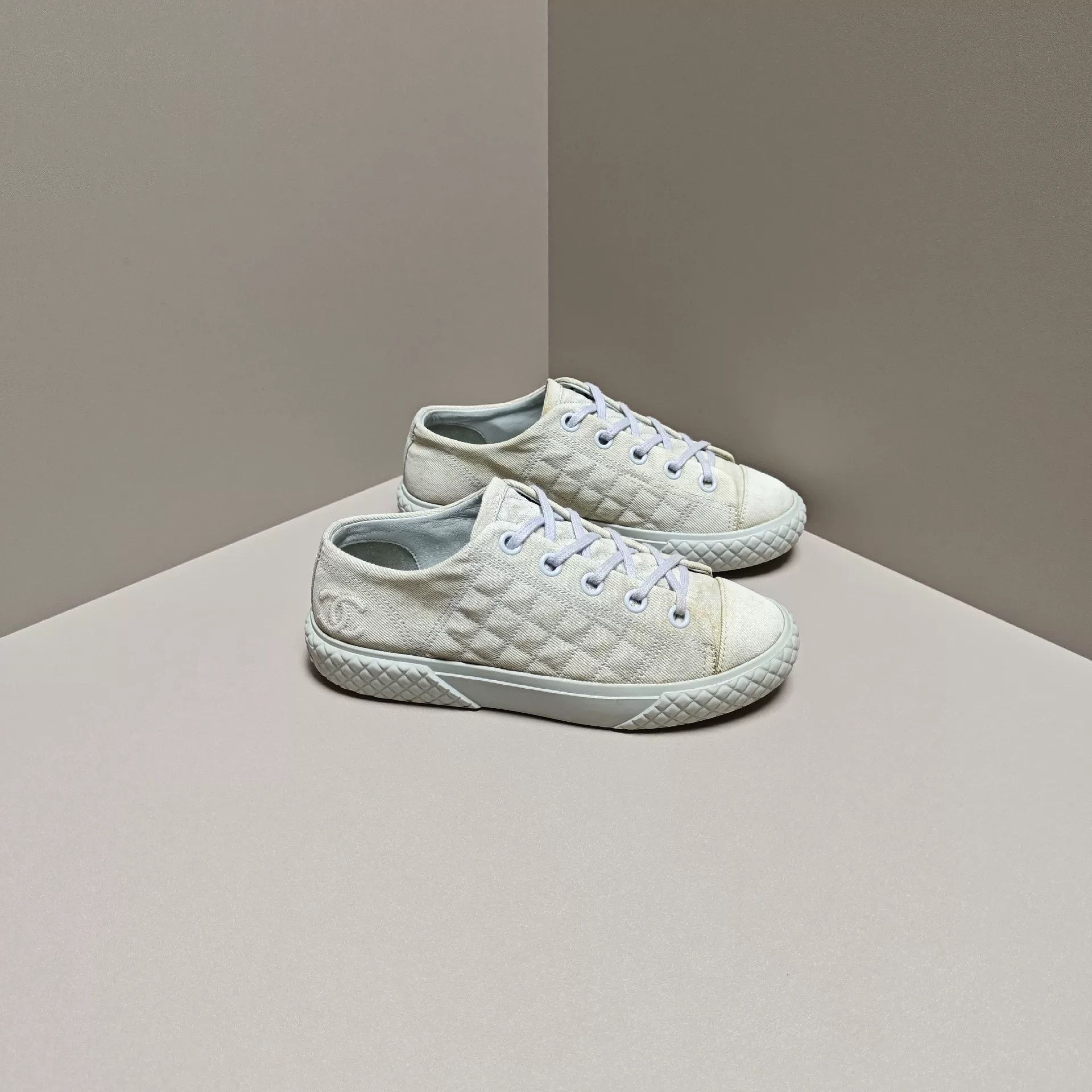Chanel Chanel Quilted Lowtop Sneakers us_6 Women Size US 6 / IT 36 - 4 Thumbnail
