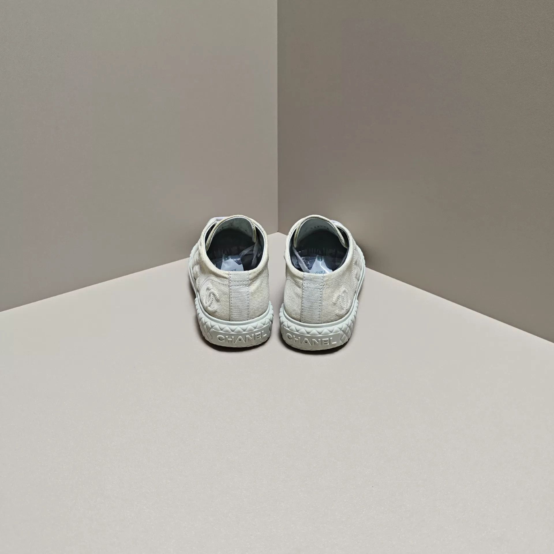 Chanel Chanel Quilted Lowtop Sneakers us_6 Women Size US 6 / IT 36 - 3 Thumbnail