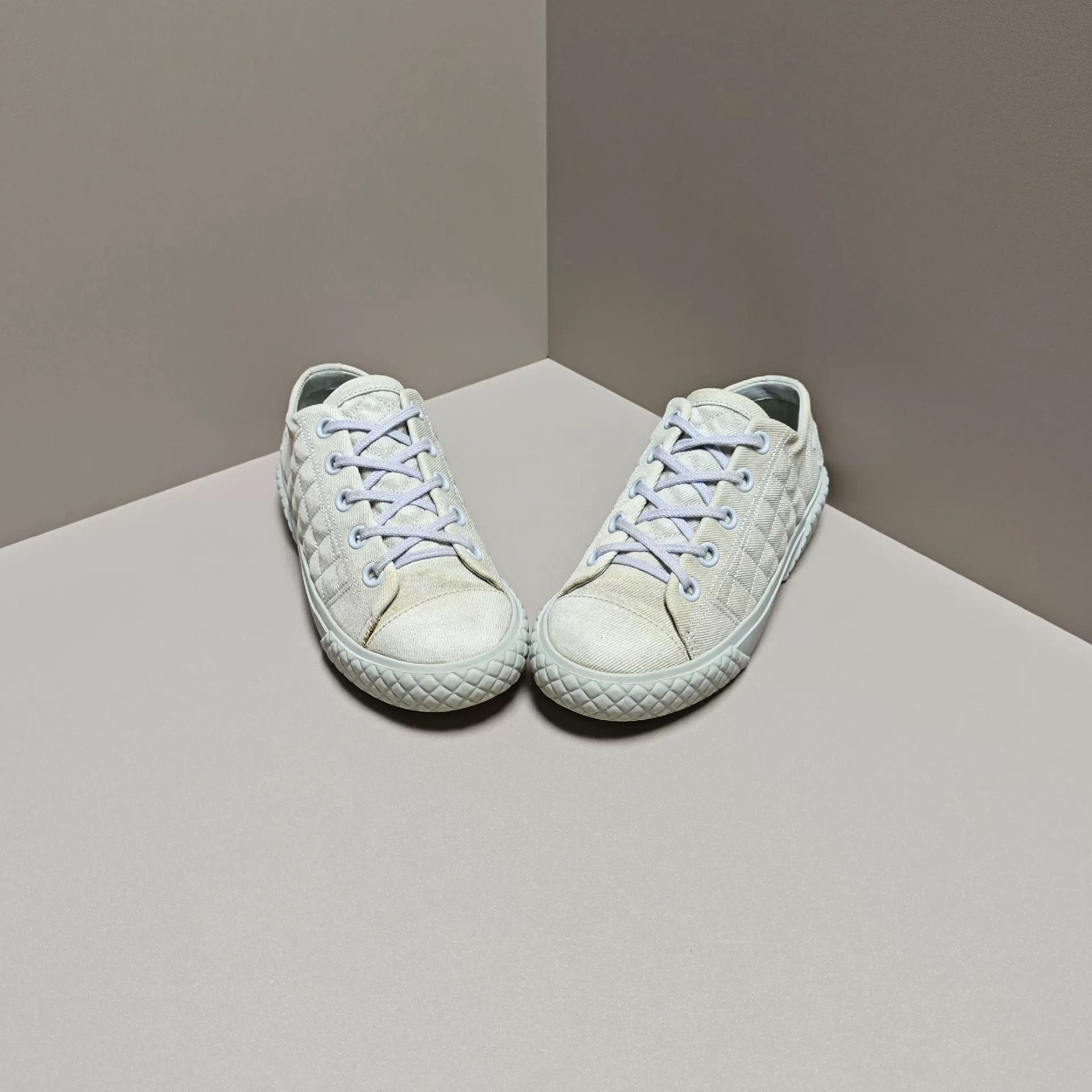 Chanel Chanel Quilted Lowtop Sneakers us_6 Women Size US 6 / IT 36 - 2 Thumbnail