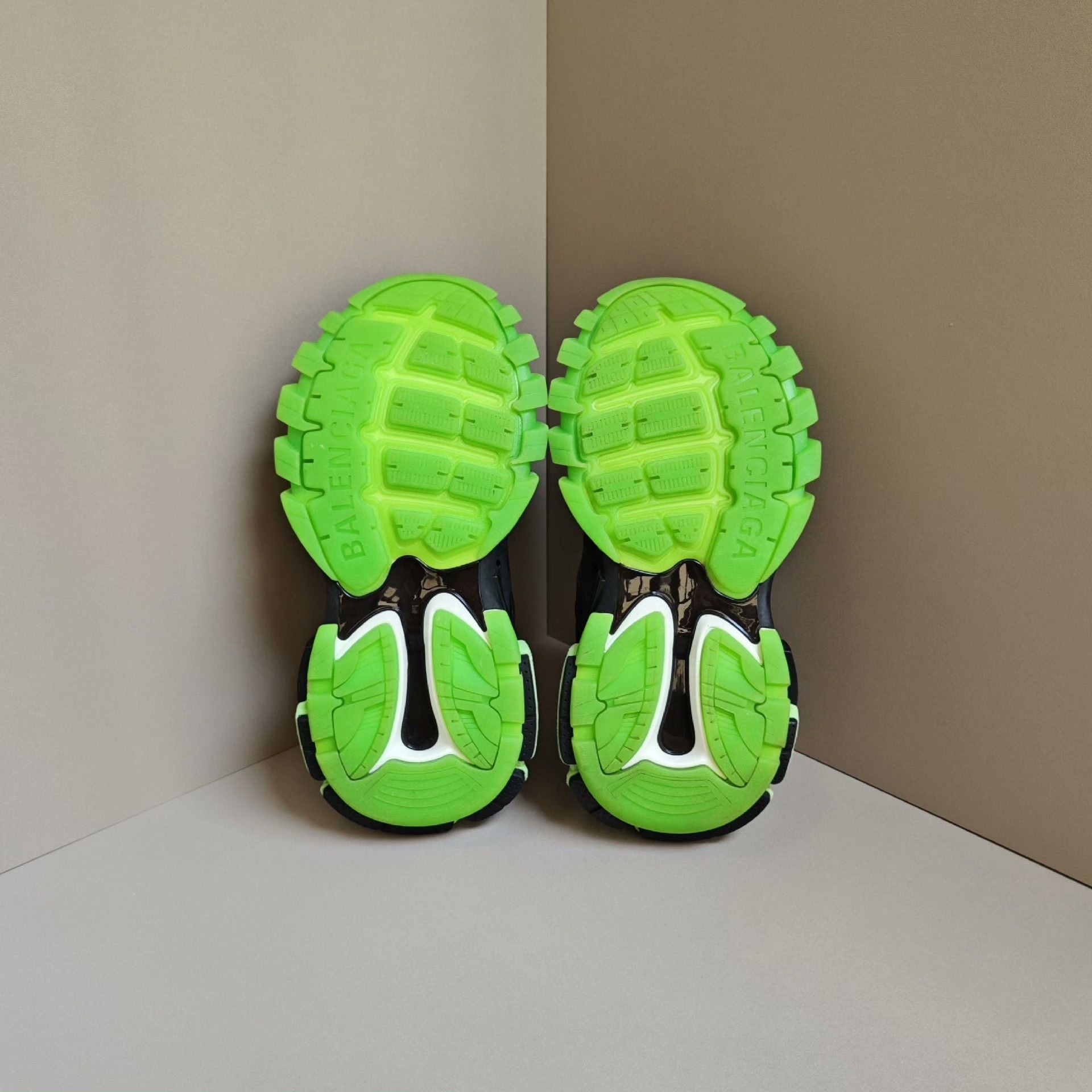 Balenciaga Balenciaga Green Lowtop Sneakers us_5 Women Size US 5 / IT 35 - 4 Thumbnail