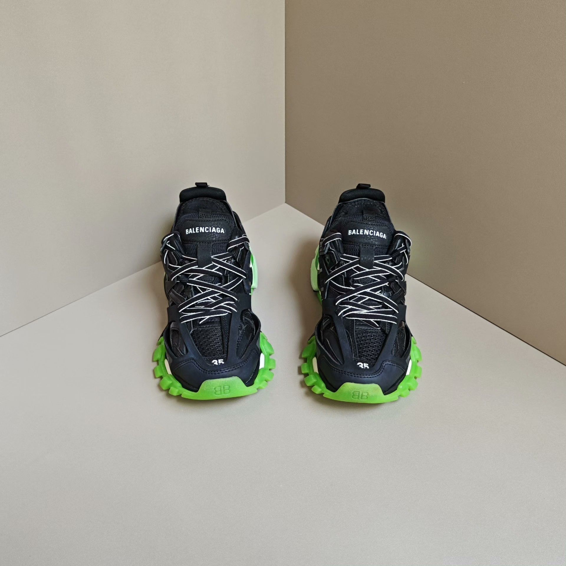 Balenciaga Balenciaga Green Lowtop Sneakers us_5 Women Size US 5 / IT 35 - 2 Thumbnail