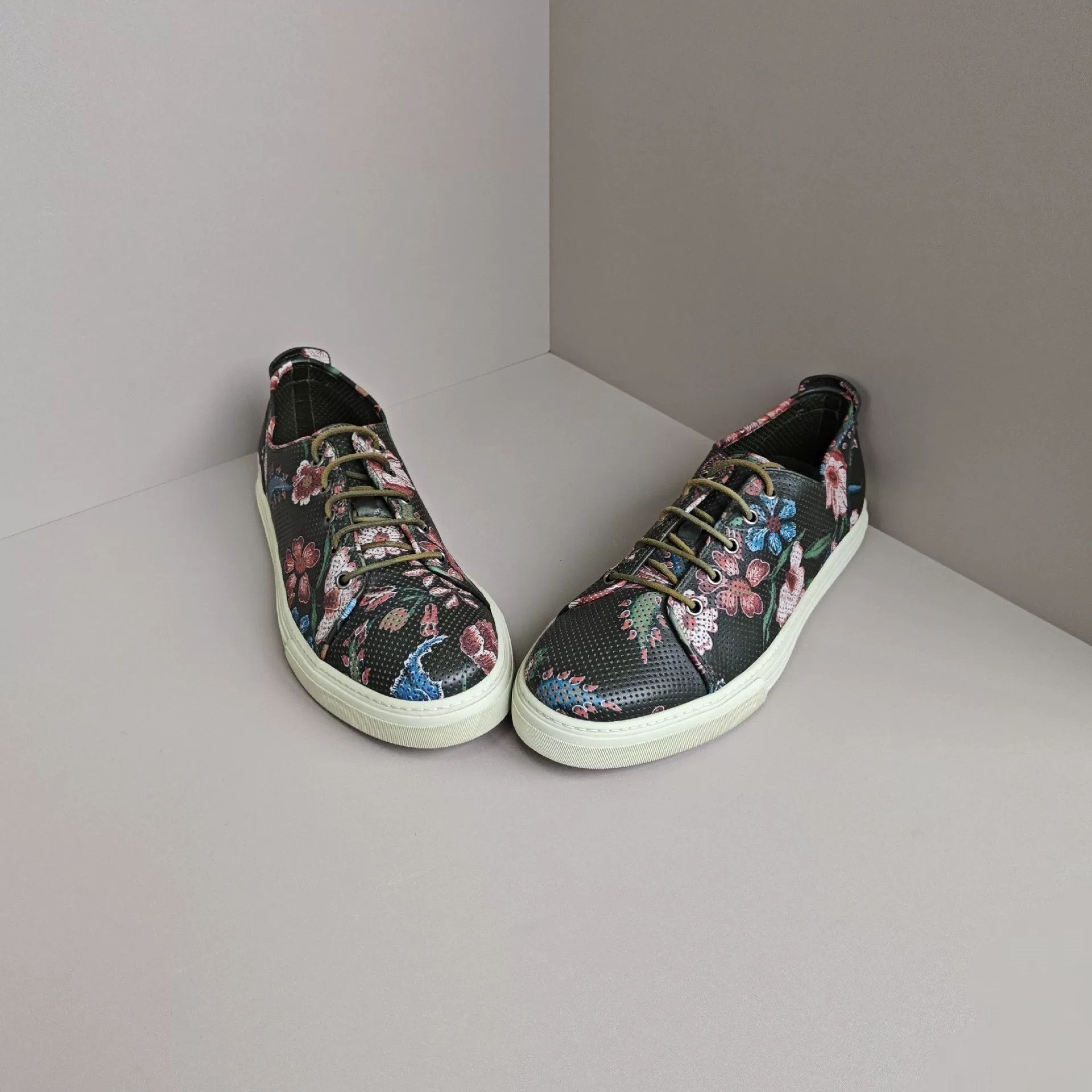 Gucci Gucci Floral Lowtop Sneakers 10 Men Size US 10 / EU 43 - 2 Thumbnail