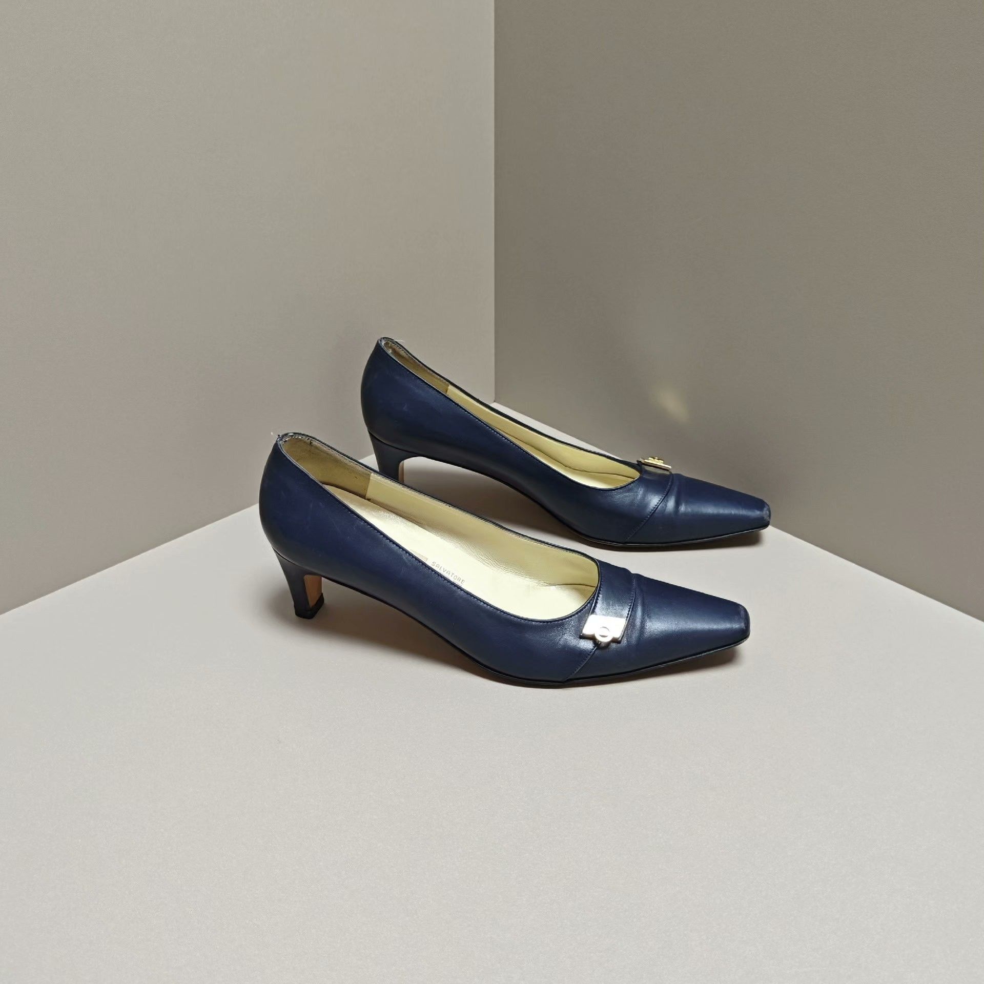 Salvatore Ferragamo Salvatore Ferragamo Lowtop Sneakers us_7 Women Size US 7 / IT 37 - 4 Thumbnail