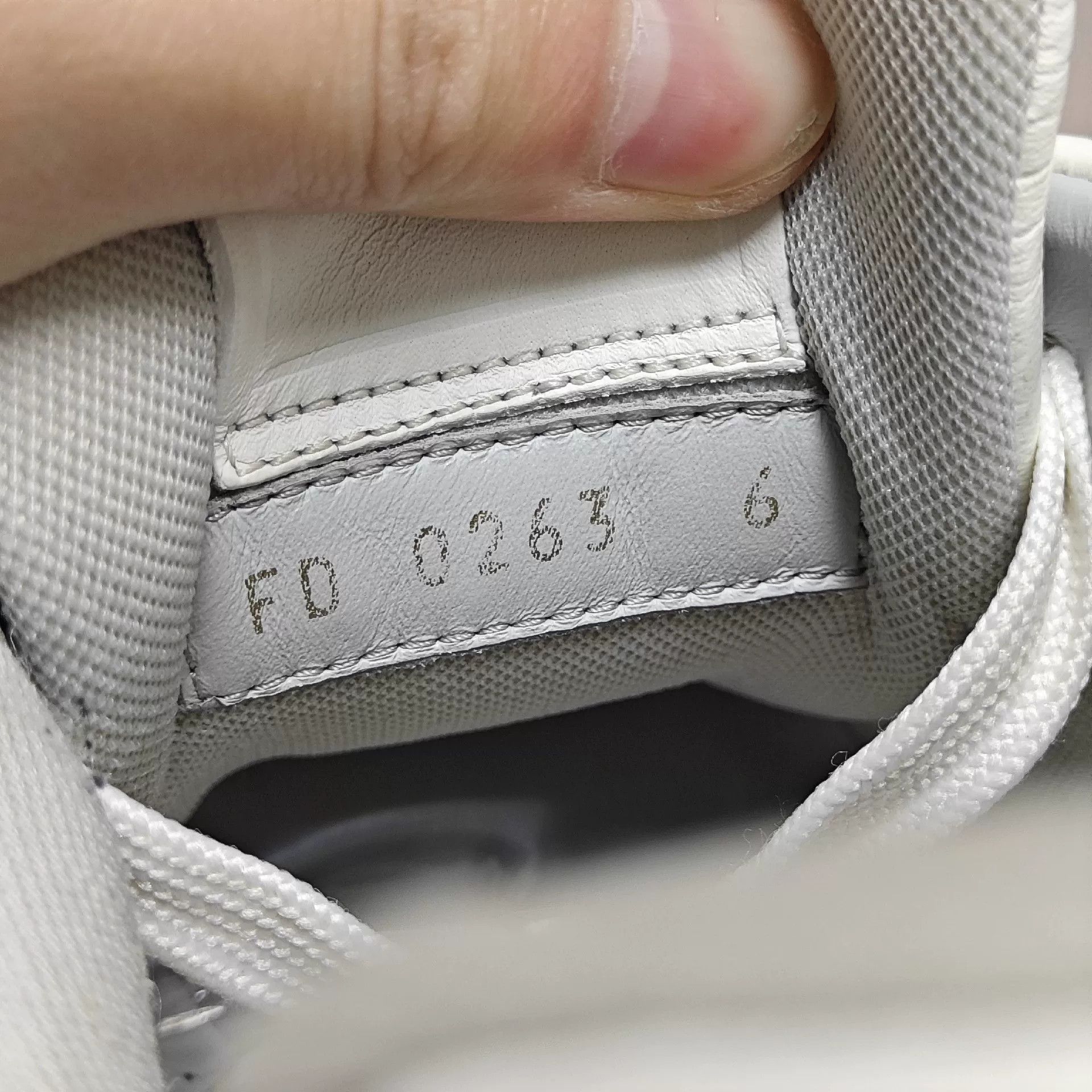 Louis Vuitton Louis Vuitton Training White Lowtop Sneakers 7 Men Size US 7 / EU 40 - 6 Thumbnail