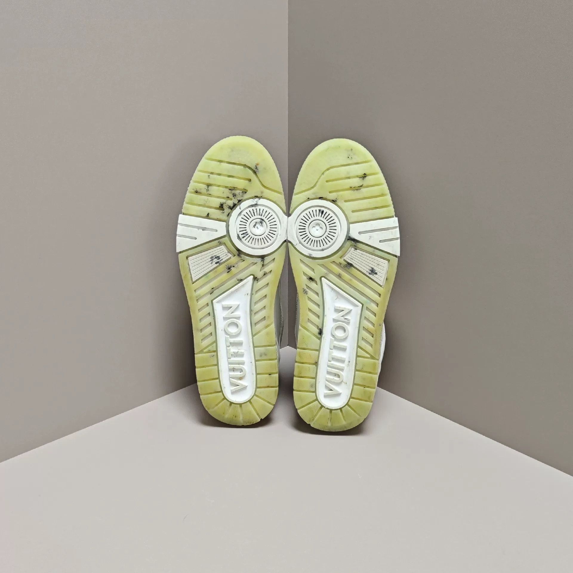 Louis Vuitton Louis Vuitton Training White Lowtop Sneakers 7 Men Size US 7 / EU 40 - 5 Thumbnail