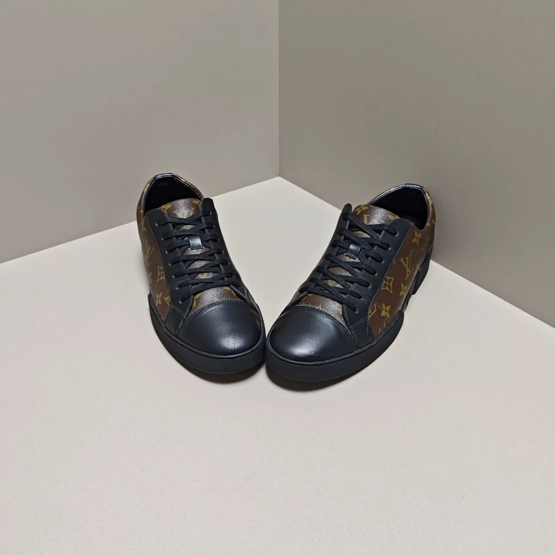 Louis Vuitton Louis Vuitton Lowtop Sneakers 8 Men Size US 8 / EU 41 - 2 Thumbnail