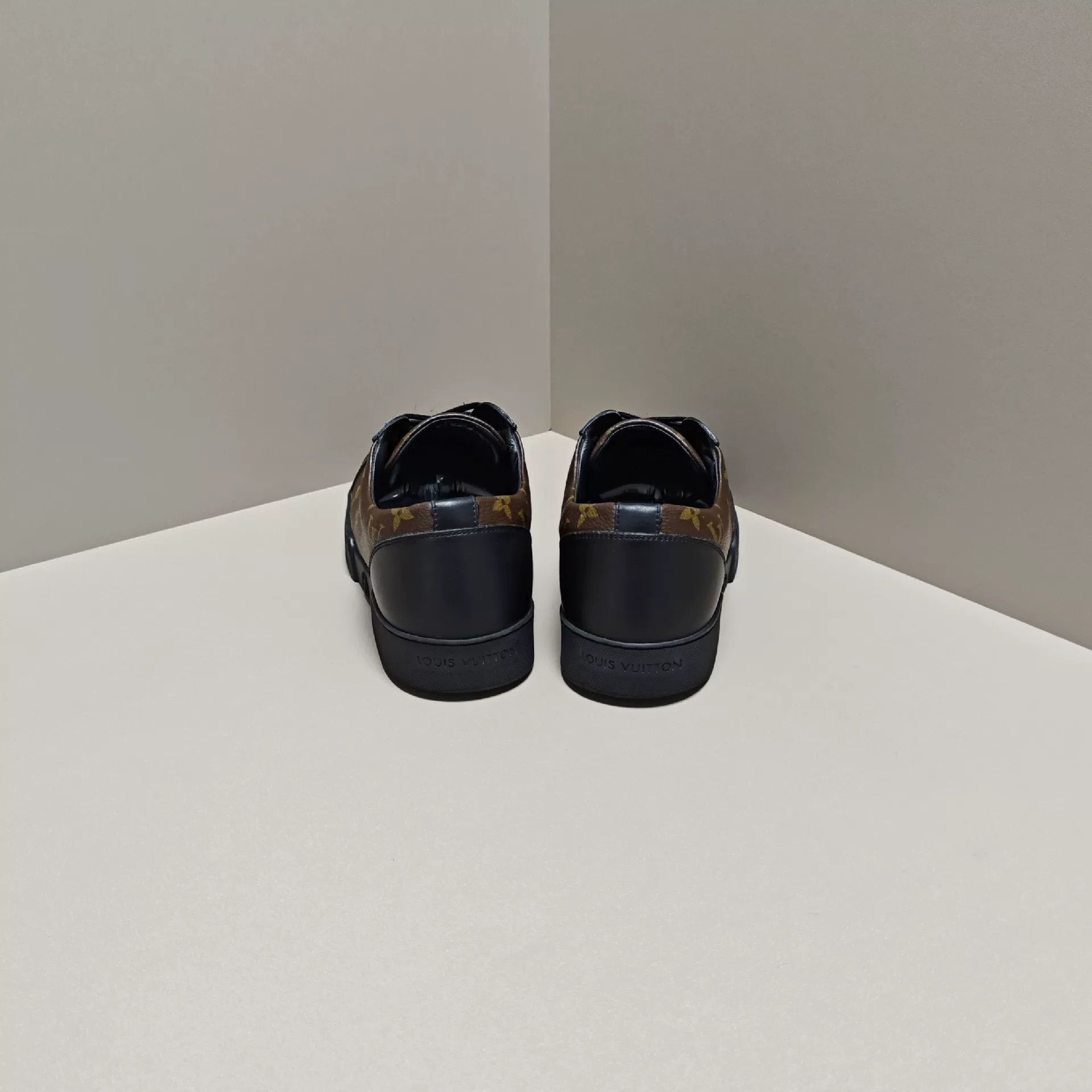 Louis Vuitton Louis Vuitton Lowtop Sneakers 8 Men Size US 8 / EU 41 - 3 Thumbnail