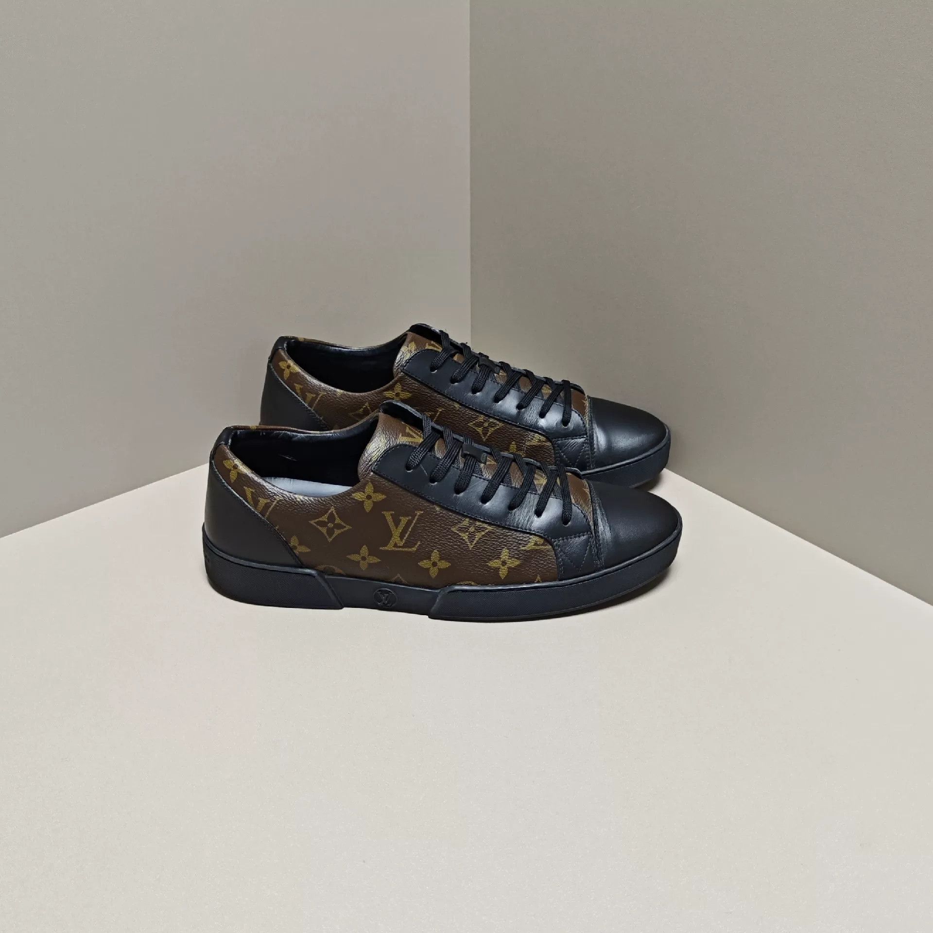 Louis Vuitton Louis Vuitton Lowtop Sneakers 8 Men Size US 8 / EU 41 - 4 Thumbnail
