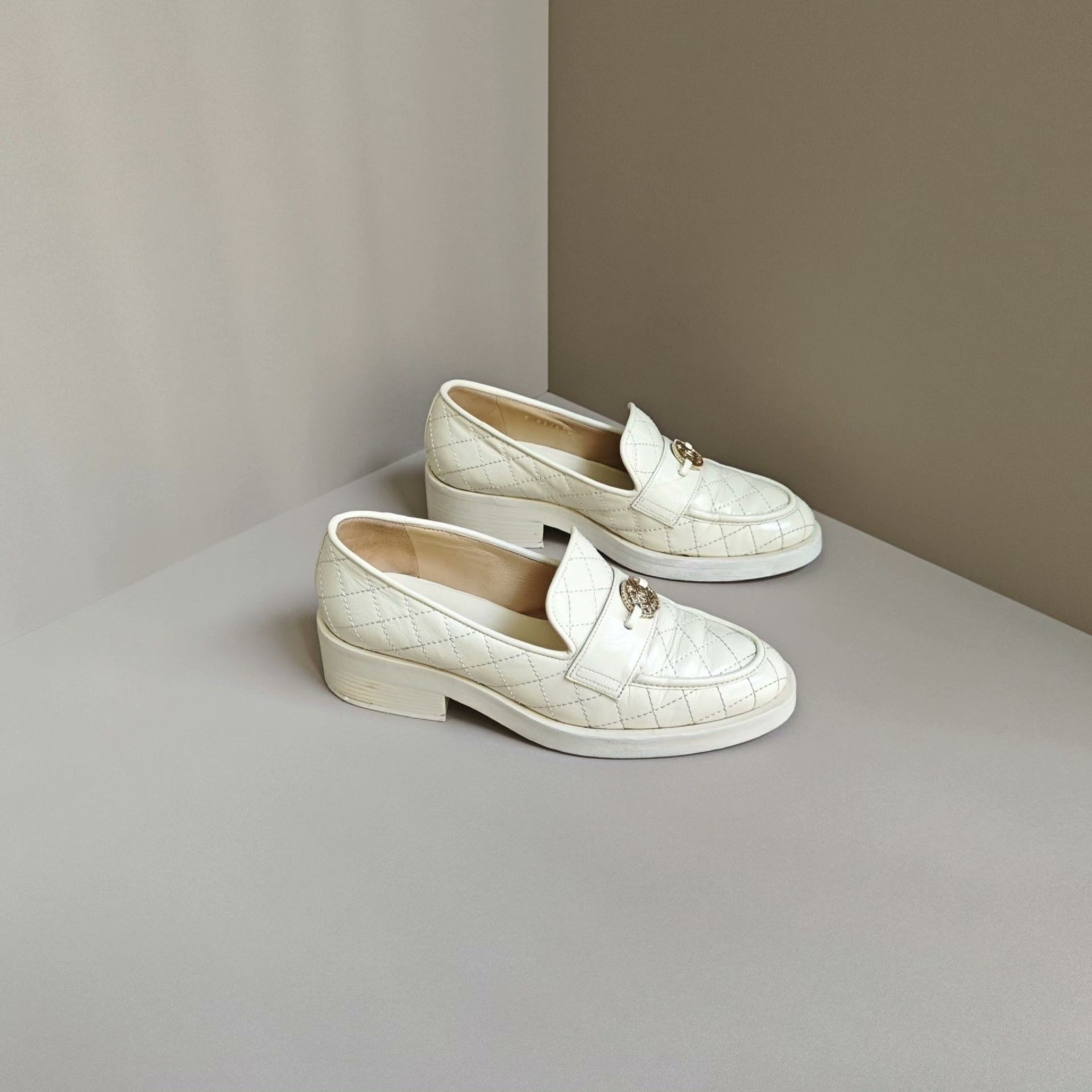 Chanel Chanel White Lowtop Sneakers us_5 Women Size US 5 / IT 35 - 4 Thumbnail